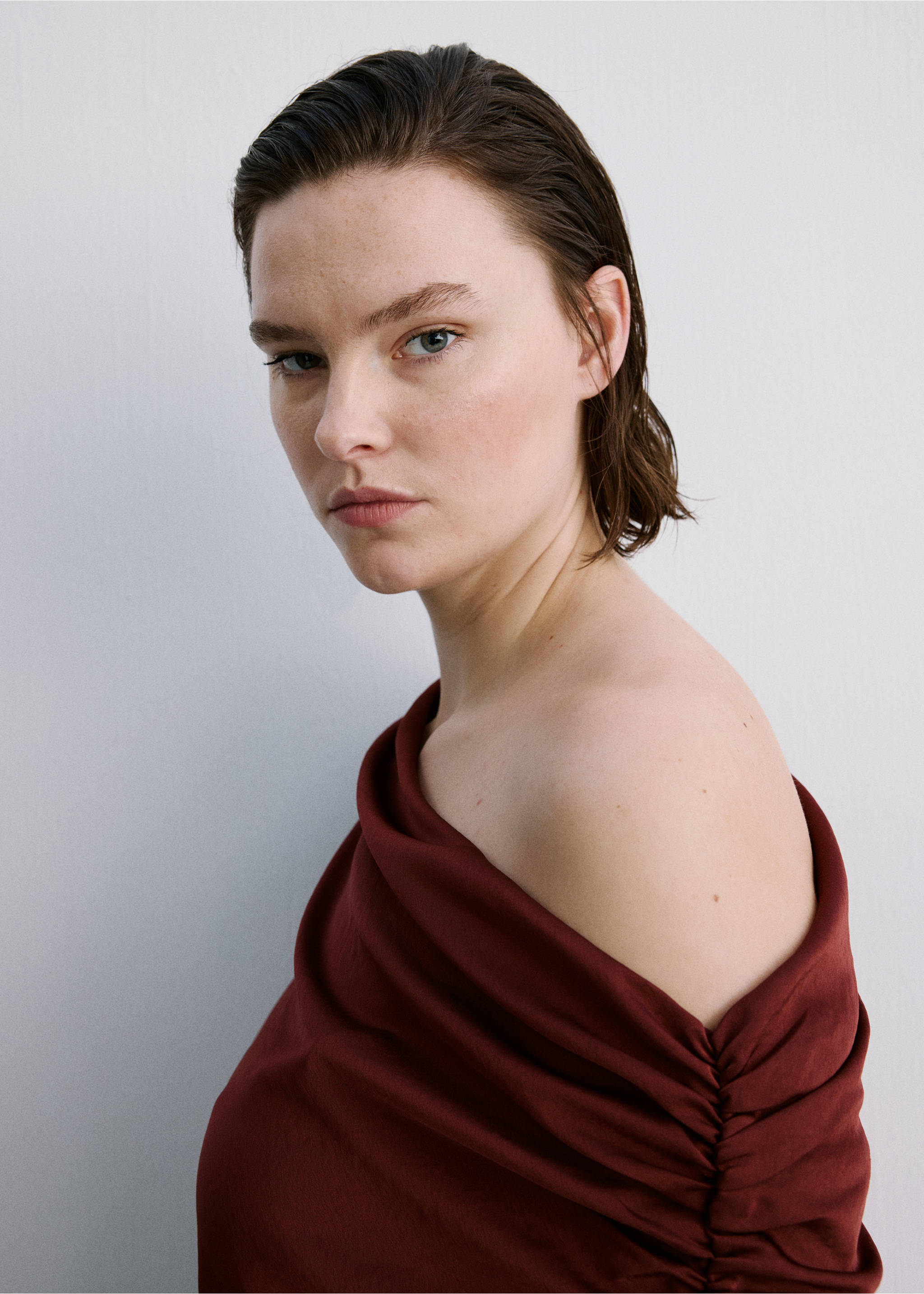 Vestit asimètric evasé - Detall de l'article 4, Bordeus. Ref: 27015828-00.