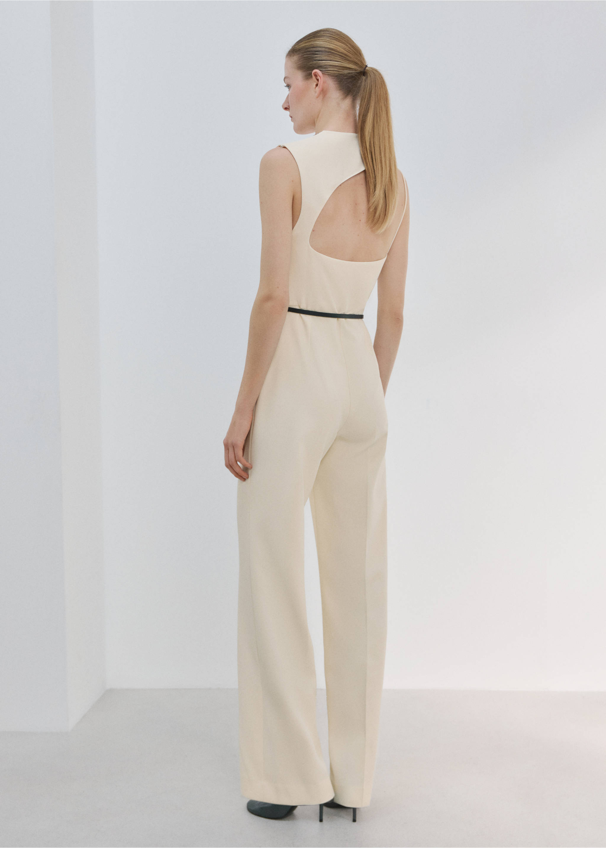 Open-back belted jumpsuit - Reverse of the article, Vanilla. Ref: 27015836-00.
