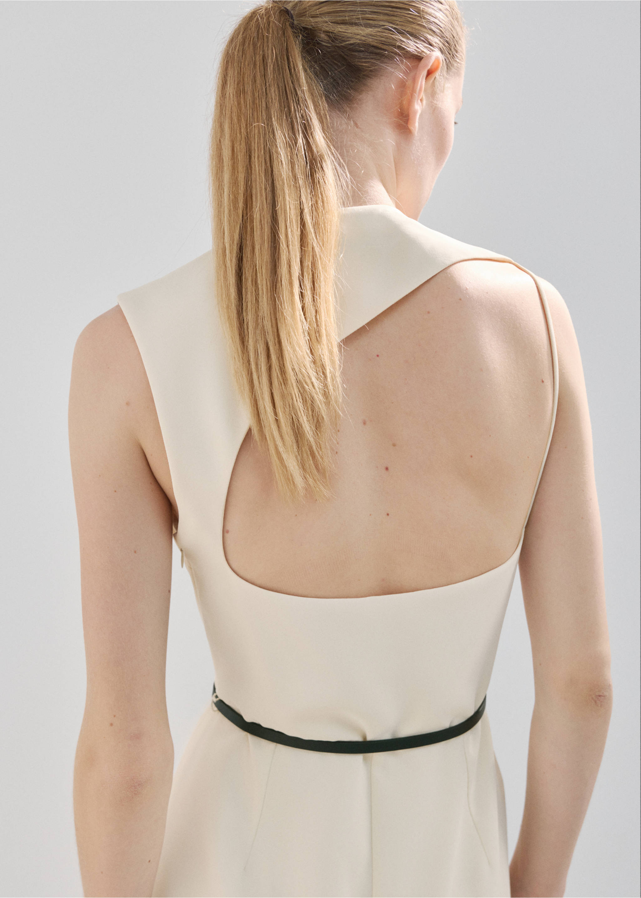 Open-back belted jumpsuit - Details of the article 6, Vanilla. Ref: 27015836-00.