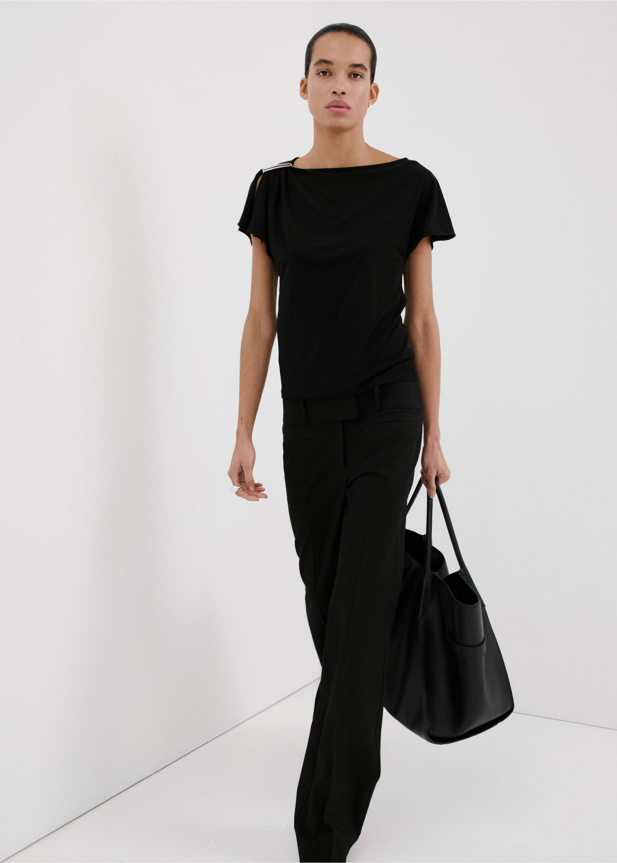 Metal detail T-shirt - Details of the article 1, Black. Ref: 27015845-00.