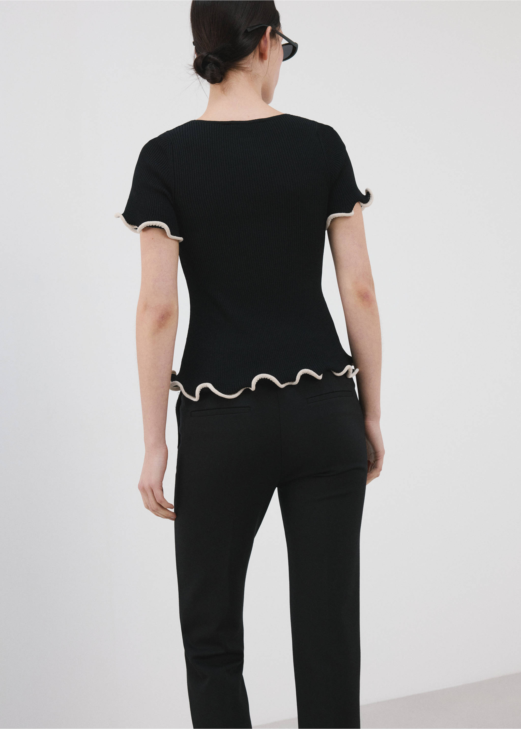 Camisola peplum com debruns em contraste - Verso do artigo, Preto. Ref: 27015846-00.