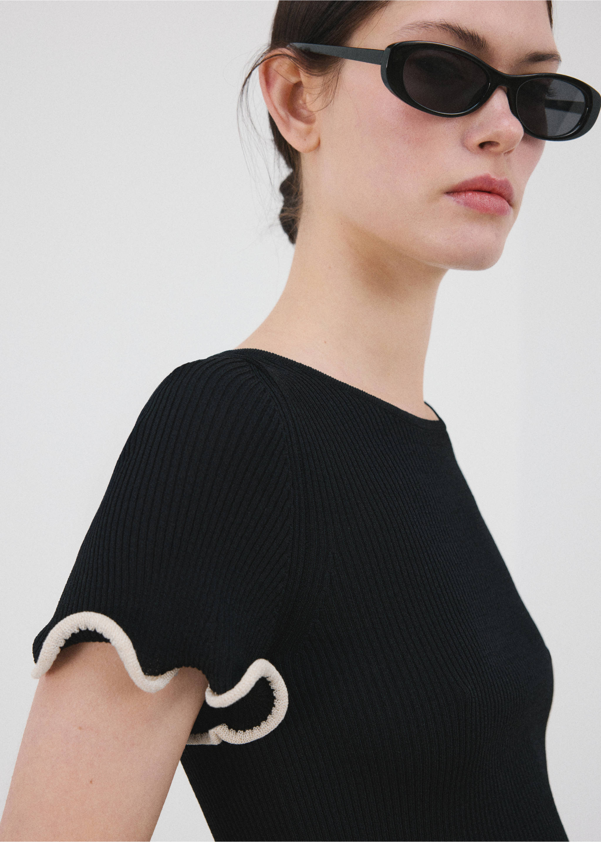 Camisola peplum com debruns em contraste - Pormenor do artigo 1, Preto. Ref: 27015846-00.