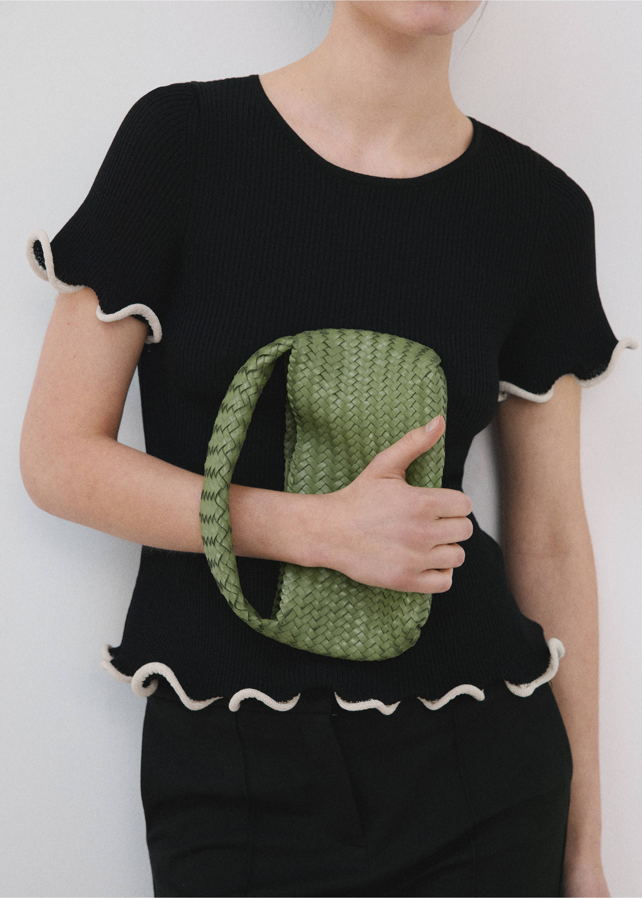 Camisola peplum com debruns em contraste - Pormenor do artigo 6, Preto. Ref: 27015846-00.