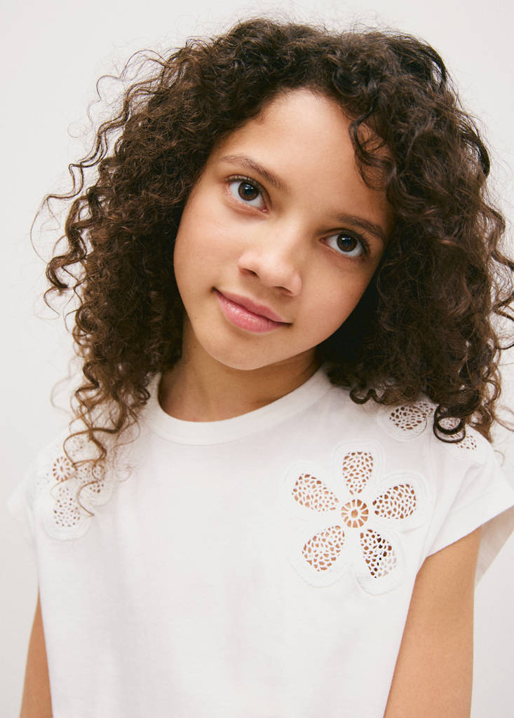 T-Shirt mit durchbrochenen Blumendetails — Cremeweiß