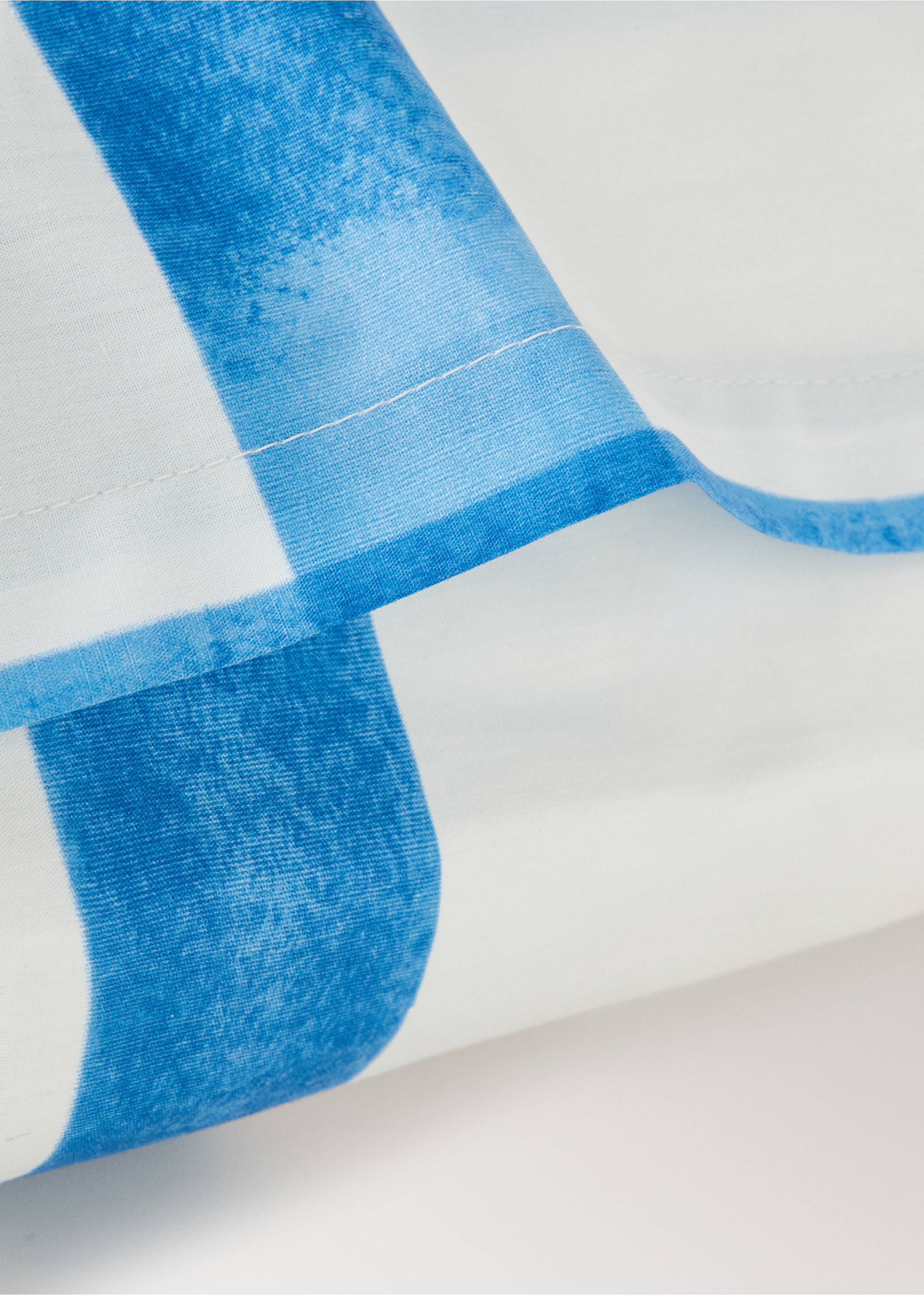 Dues fundes coixí cotó percala quadres aquarel·la 50x75 cm - Detall de l'article 1, Blau. Ref: 27015977-00.