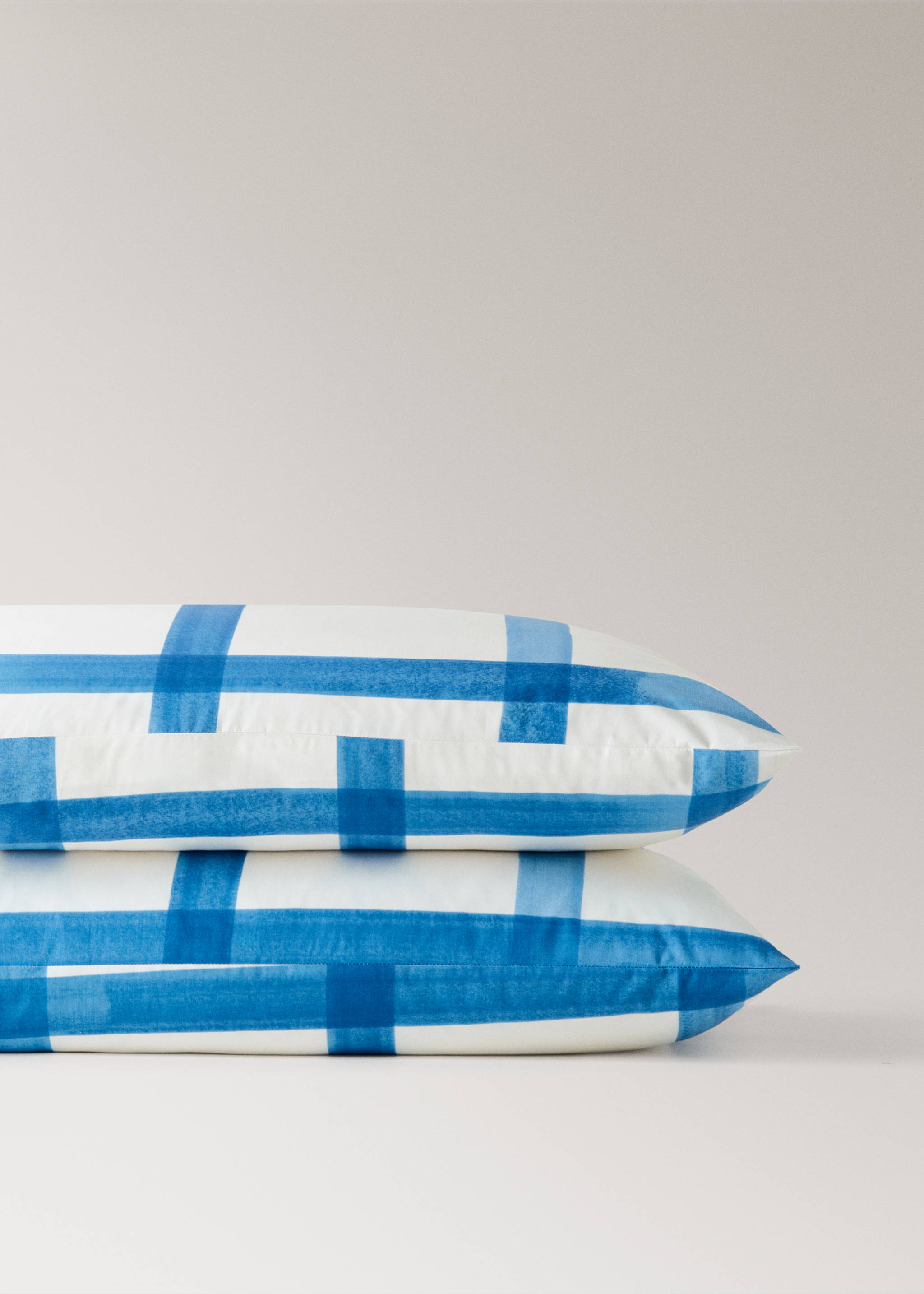 Dues fundes coixí cotó percala quadres aquarel·la 50x75 cm - Detall de l'article 3, Blau. Ref: 27015977-00.