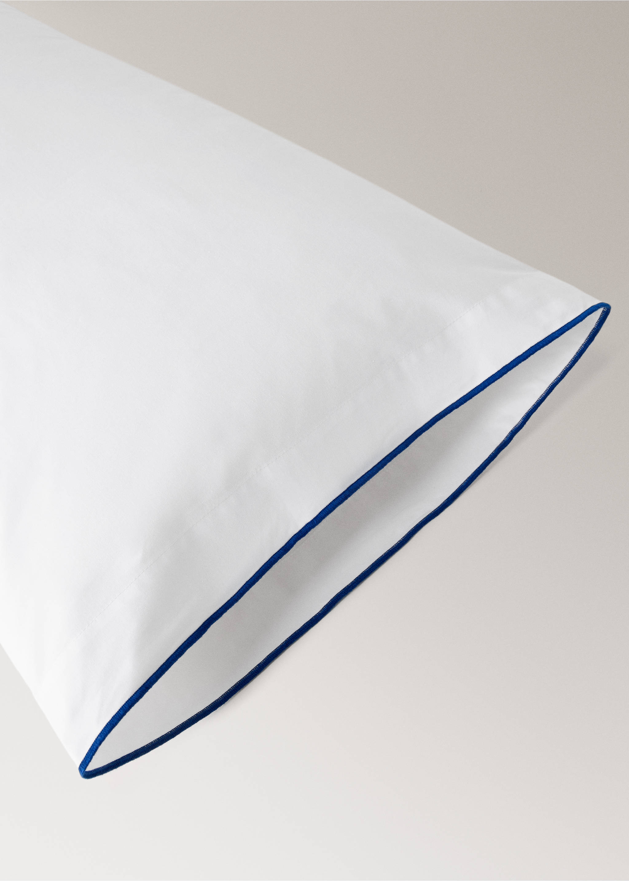 Percale cotton pillowcase 200 thread count contrast overlock 45x110 cm - Details of the article 2, Ink Blue. Ref: 27015980-00.