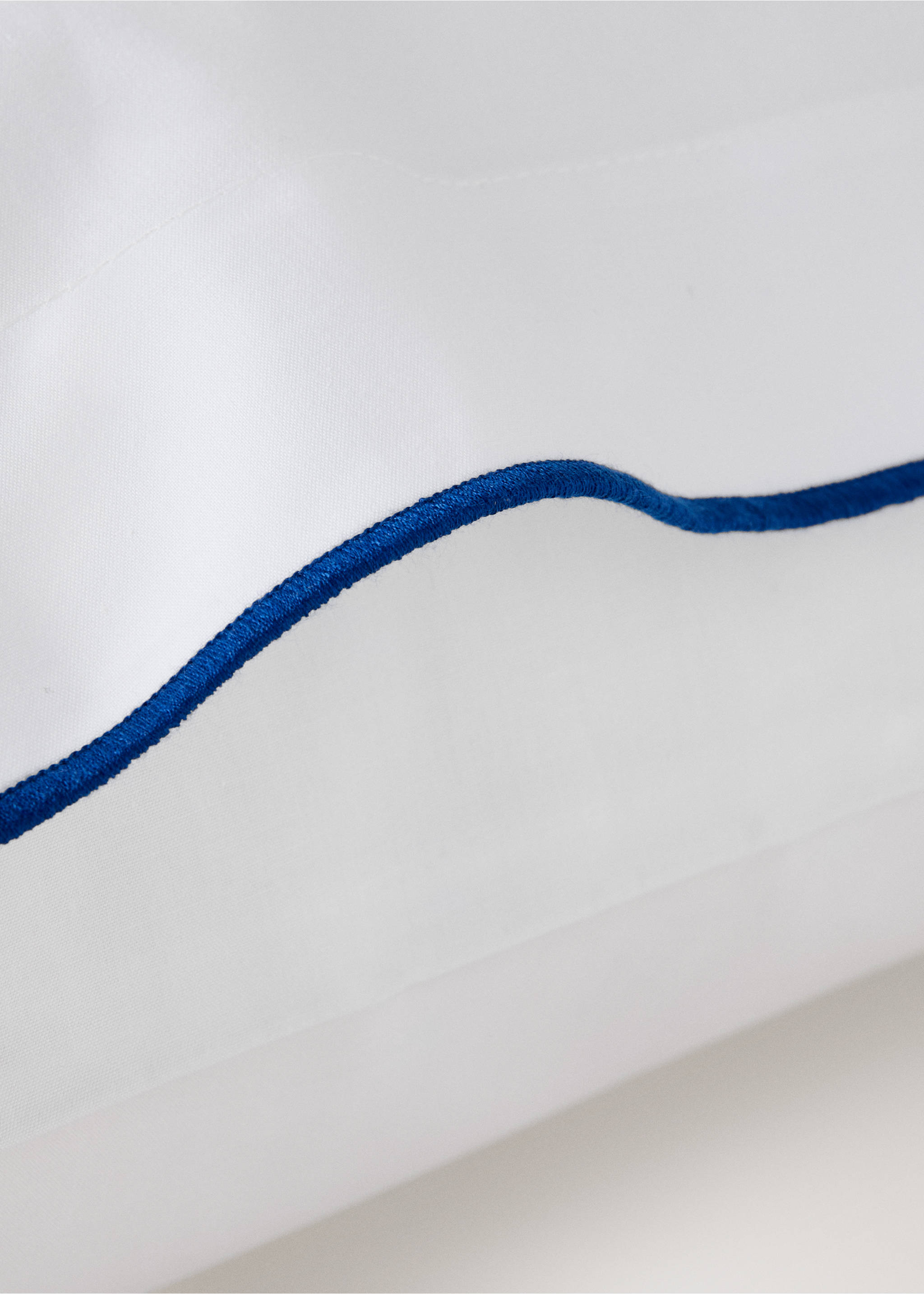 Zwei Kissenbezüge aus Baumwollperkal, 200 Fäden, Overlock-Kontrast, 50x75 cm - Detail des Artikels 1, Tintenblau. Ref: 27015981-00.