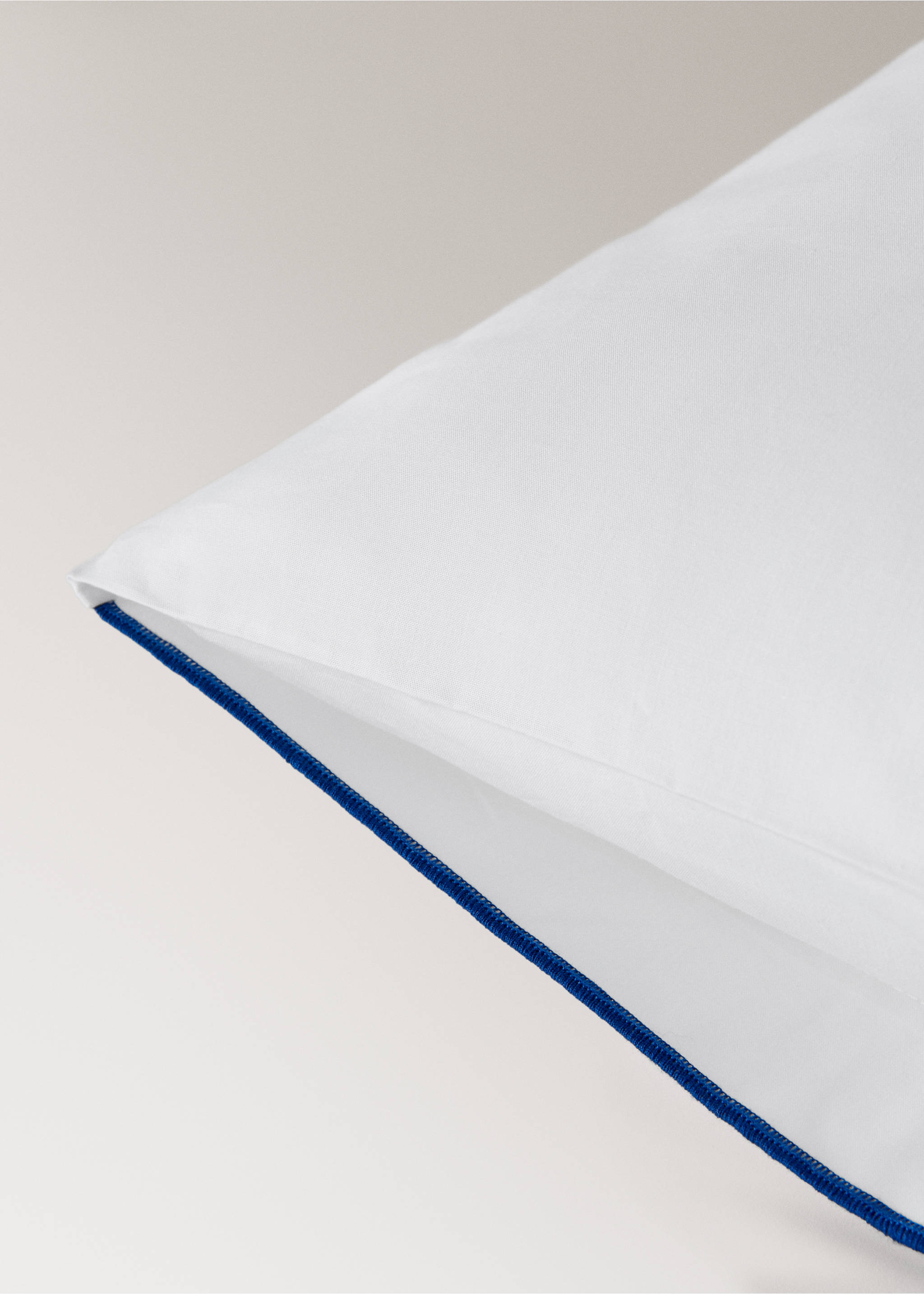 Zwei Kissenbezüge aus Baumwollperkal, 200 Fäden, Overlock-Kontrast, 50x75 cm - Detail des Artikels 2, Tintenblau. Ref: 27015981-00.