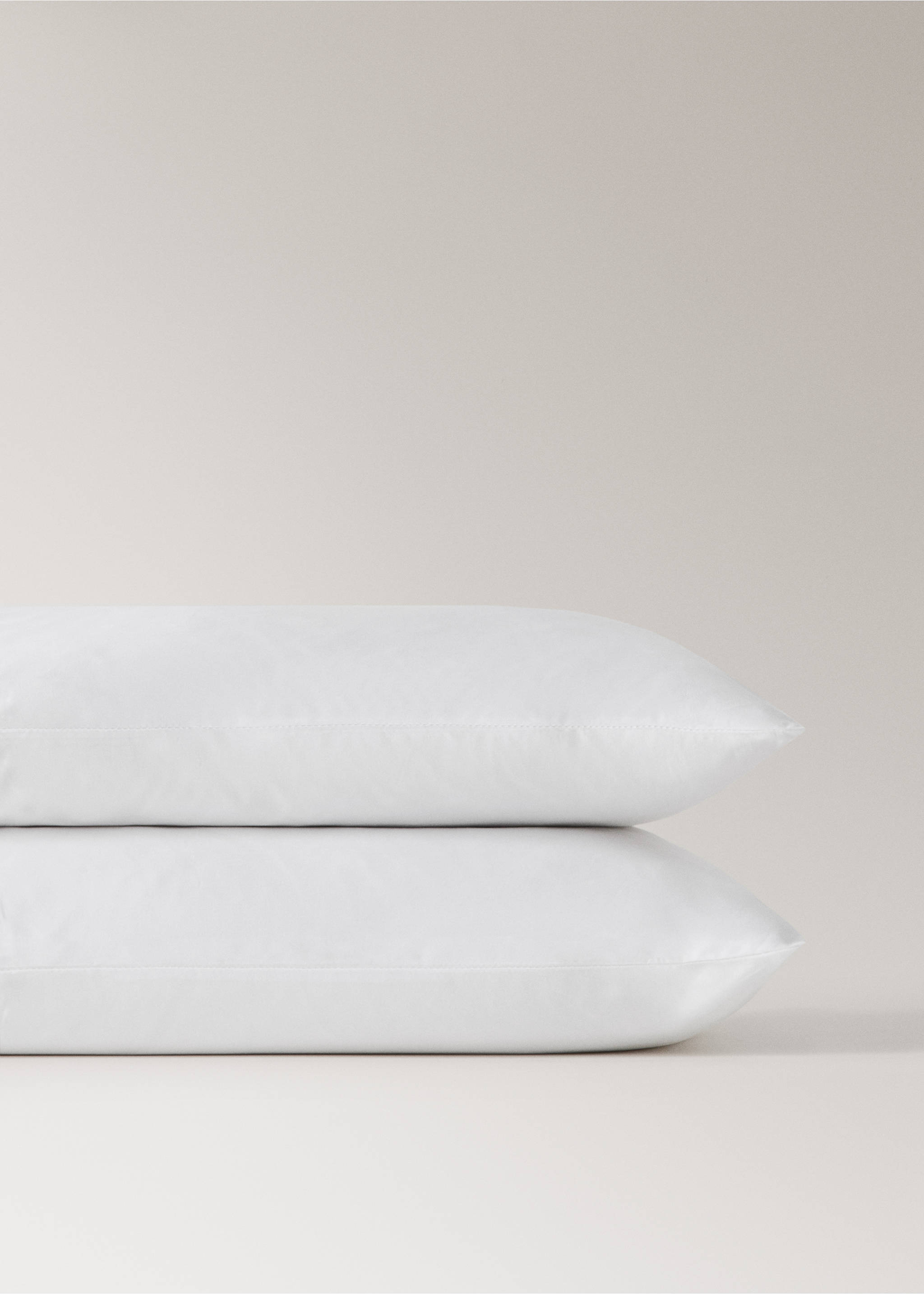 Zwei Kissenbezüge aus Baumwollperkal, 200 Fäden, Overlock-Kontrast, 50x75 cm - Detail des Artikels 3, Tintenblau. Ref: 27015981-00.