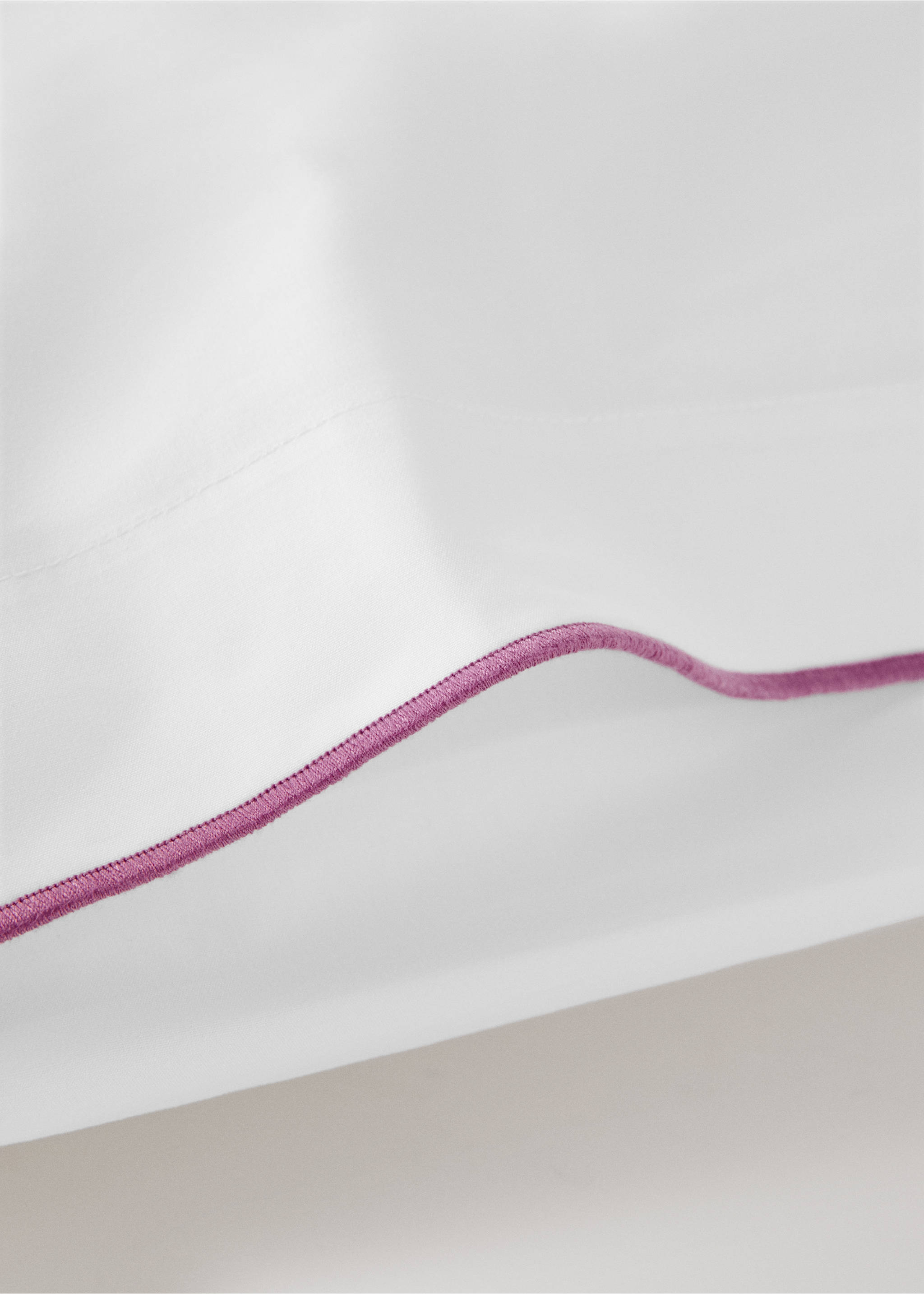 Zwei Kissenbezüge aus Baumwollperkal, 200 Fäden, Overlock-Kontrast, 50x75 cm - Detail des Artikels 1, Geranienrosa. Ref: 27015981-00.