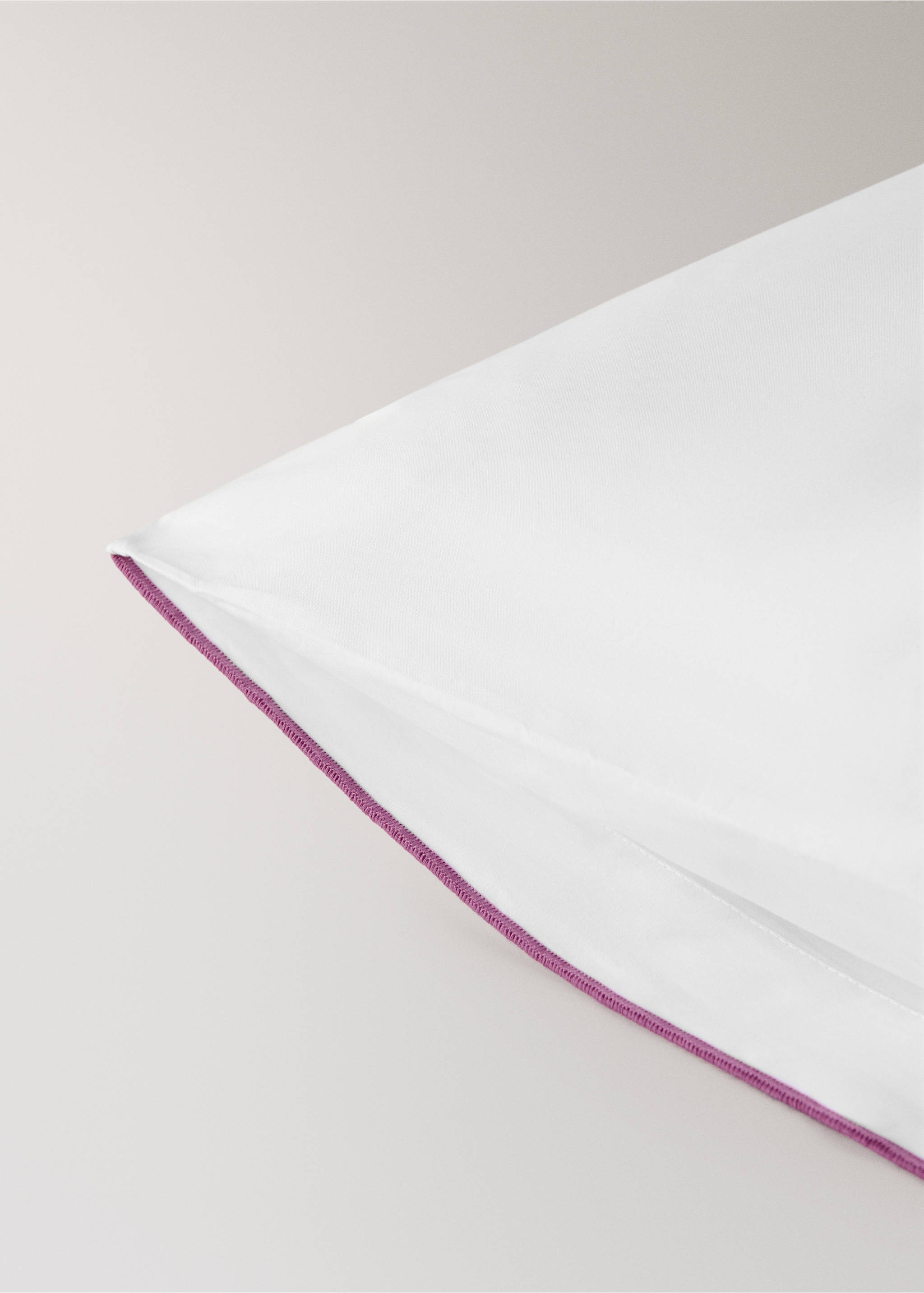 Zwei Kissenbezüge aus Baumwollperkal, 200 Fäden, Overlock-Kontrast, 50x75 cm - Detail des Artikels 2, Geranienrosa. Ref: 27015981-00.