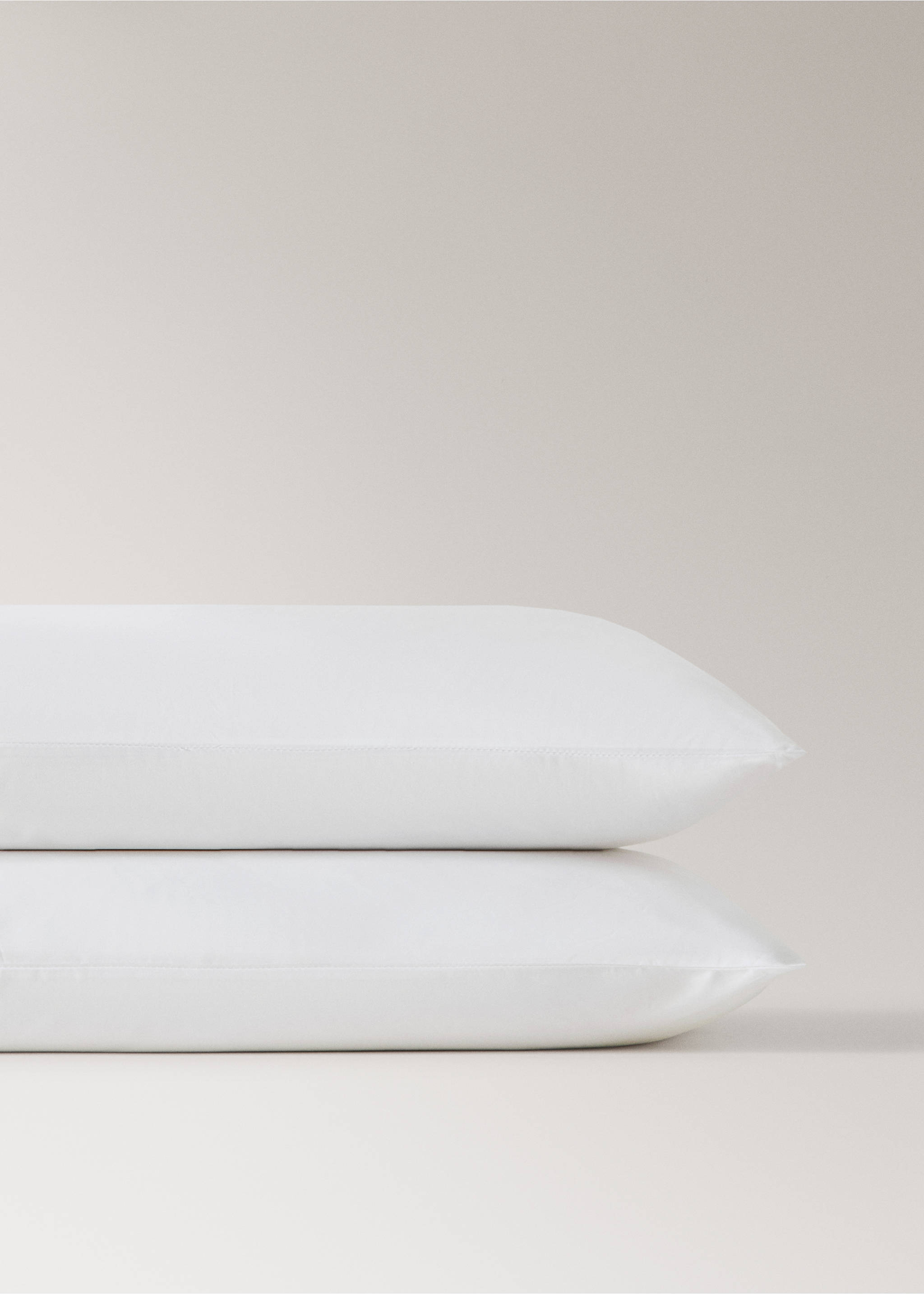 Zwei Kissenbezüge aus Baumwollperkal, 200 Fäden, Overlock-Kontrast, 50x75 cm - Detail des Artikels 3, Geranienrosa. Ref: 27015981-00.