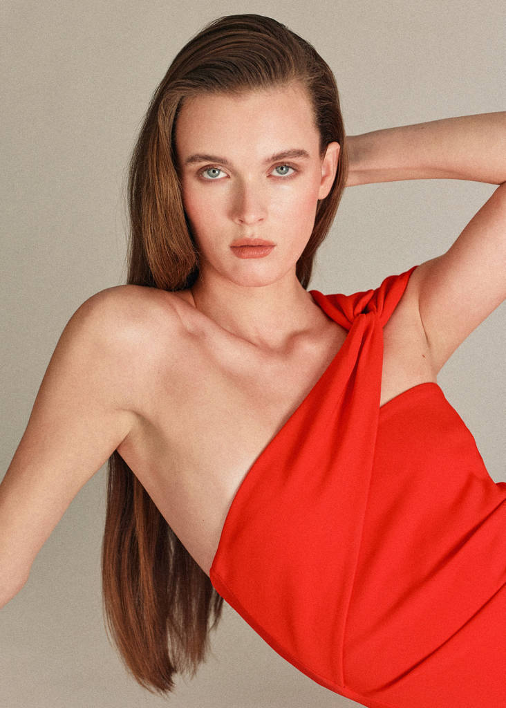 Long dress with an asymmetric neckline — Red