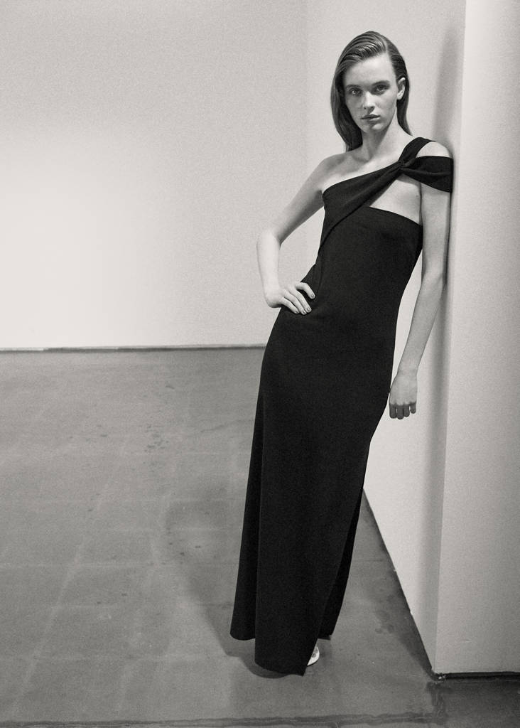 Long dress with an asymmetric neckline — Black