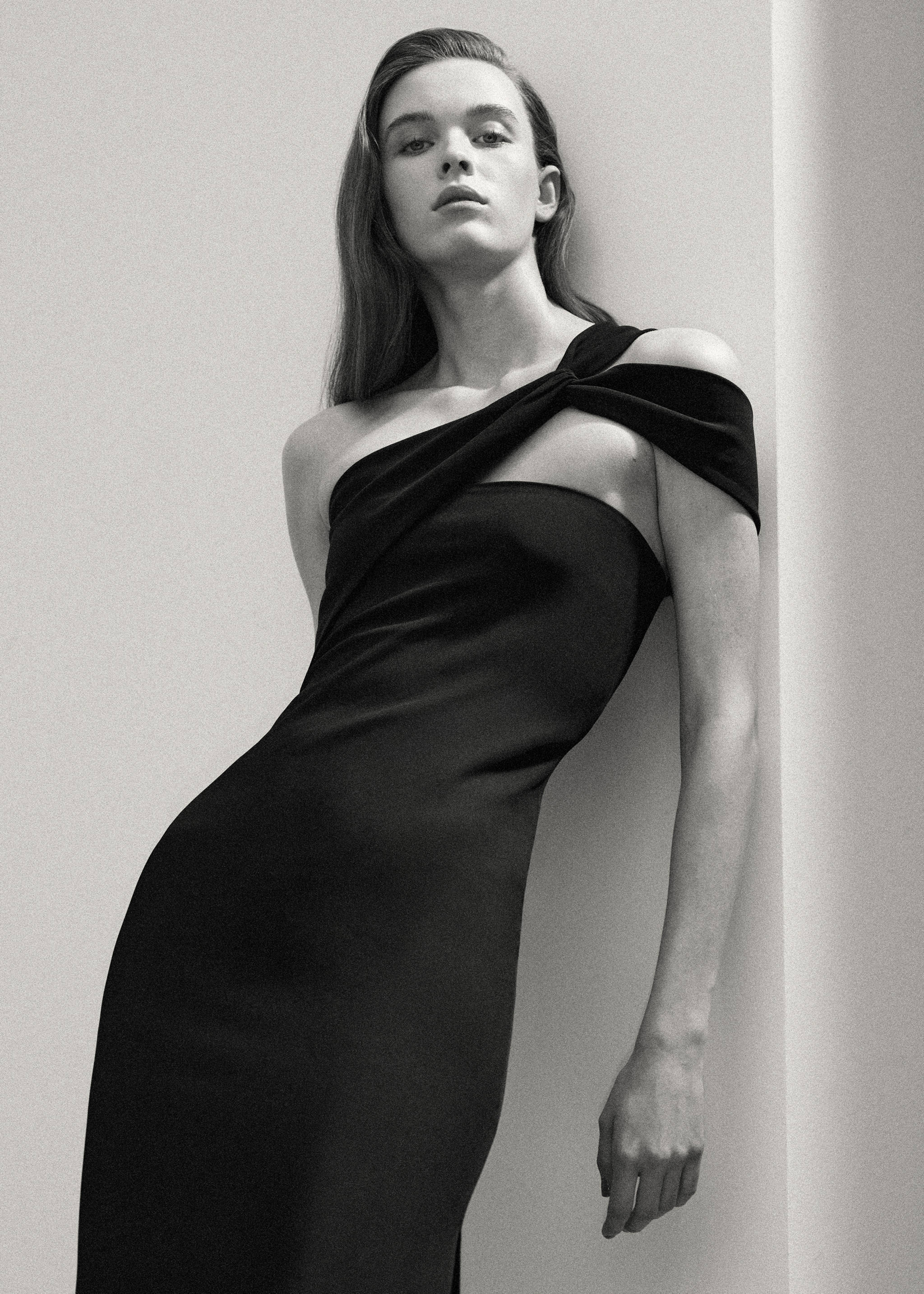 Langes Kleid mit asymmetrischem Ausschnitt - Mittlere Ansicht