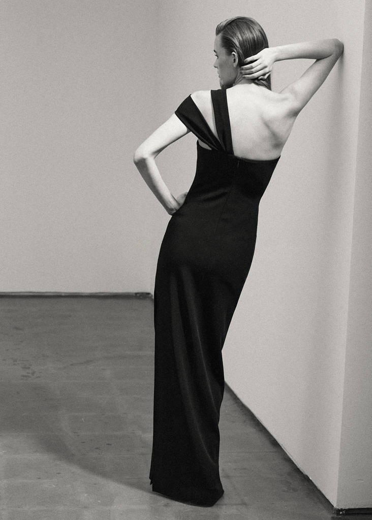 Long dress with an asymmetric neckline — Black