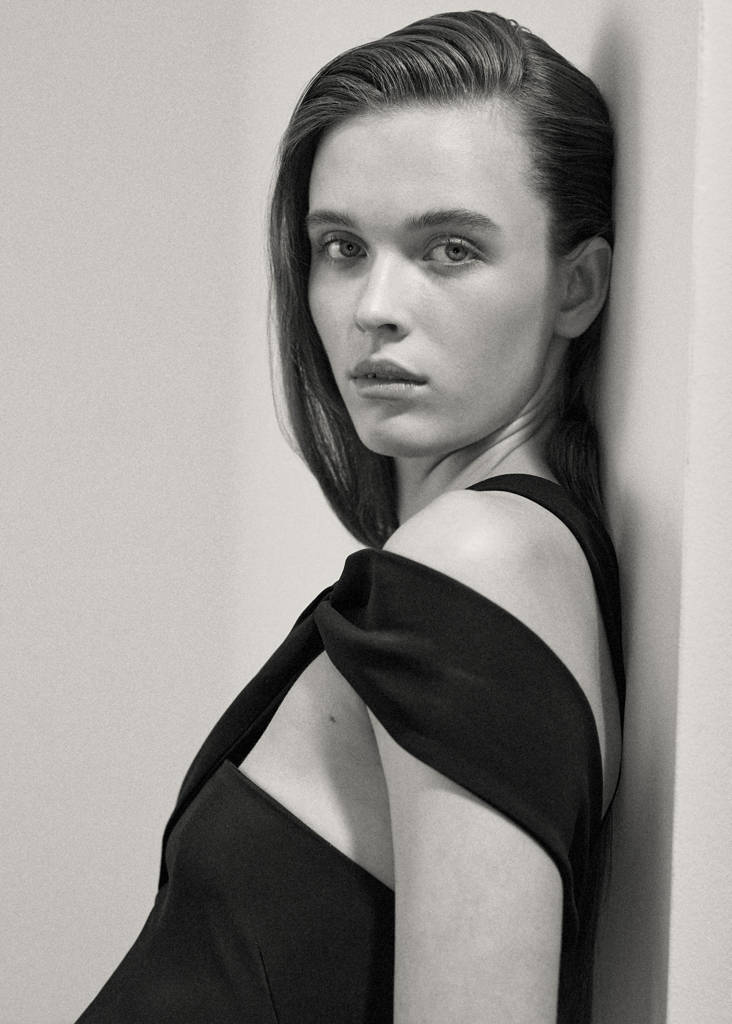 Long dress with an asymmetric neckline — Black