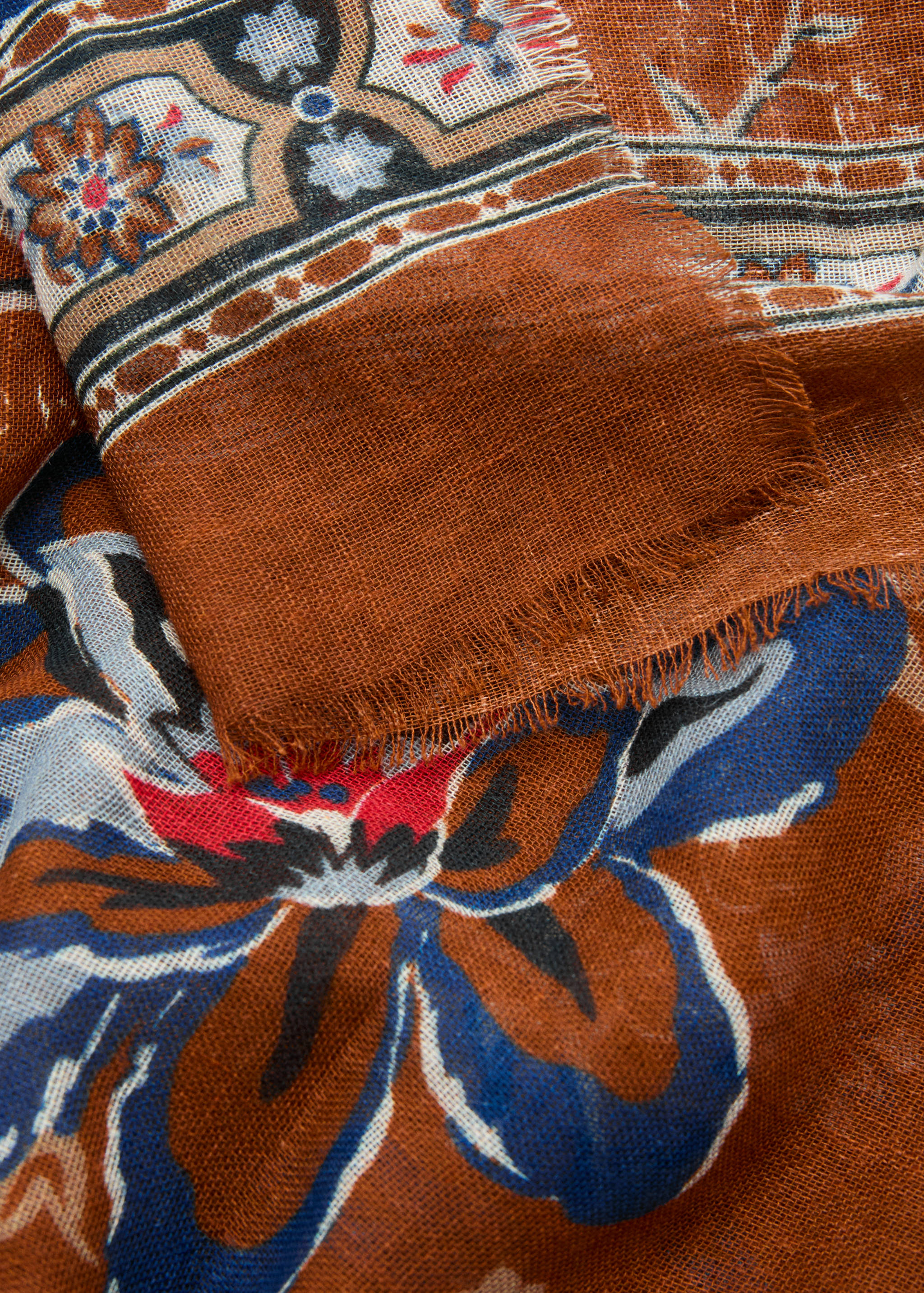 Фуляр с цветочным принтом - Средний план