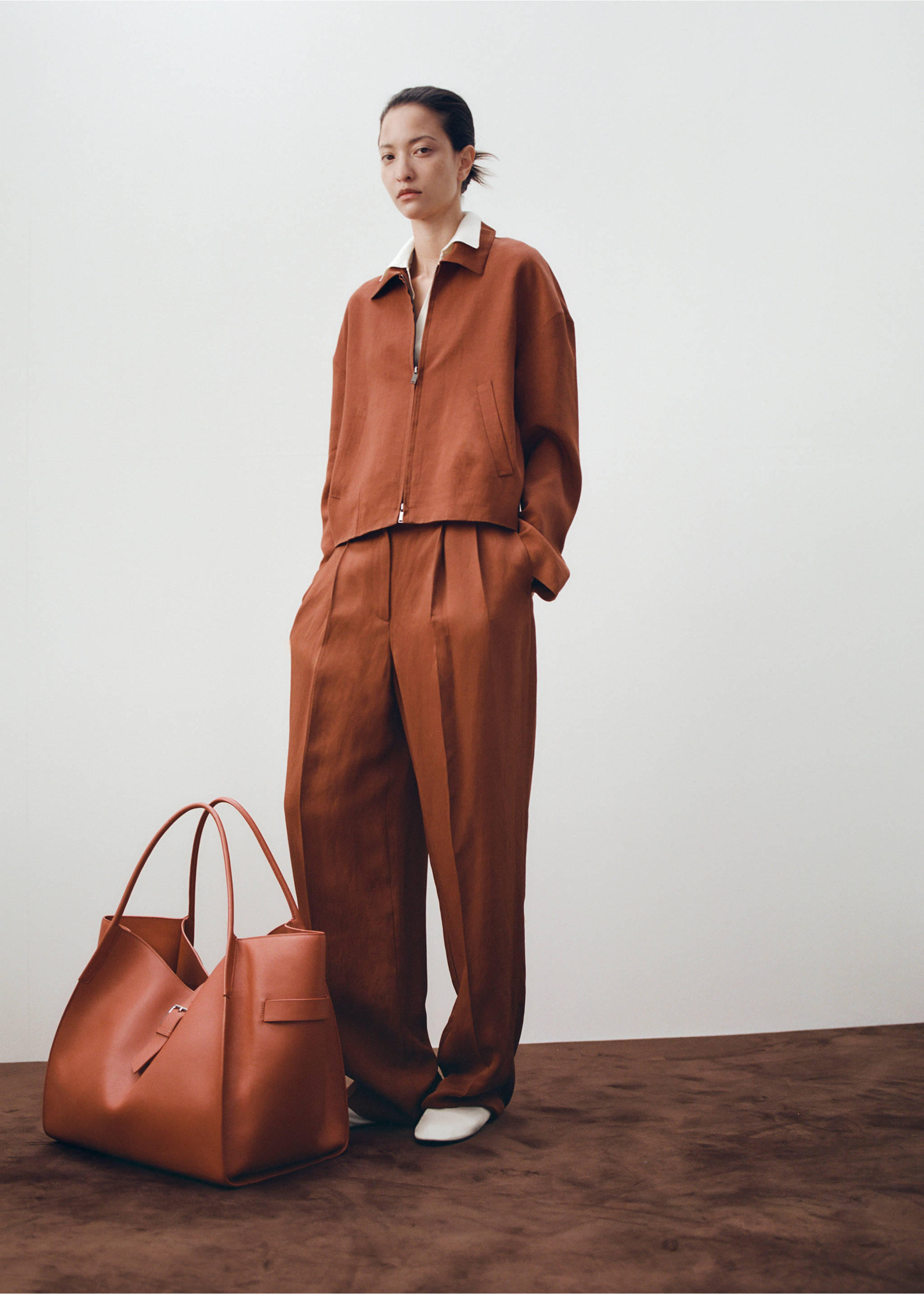 Брюки из смесового льна с защипами - Общий план, Красно-коричневый. Ref: 27016352-00.