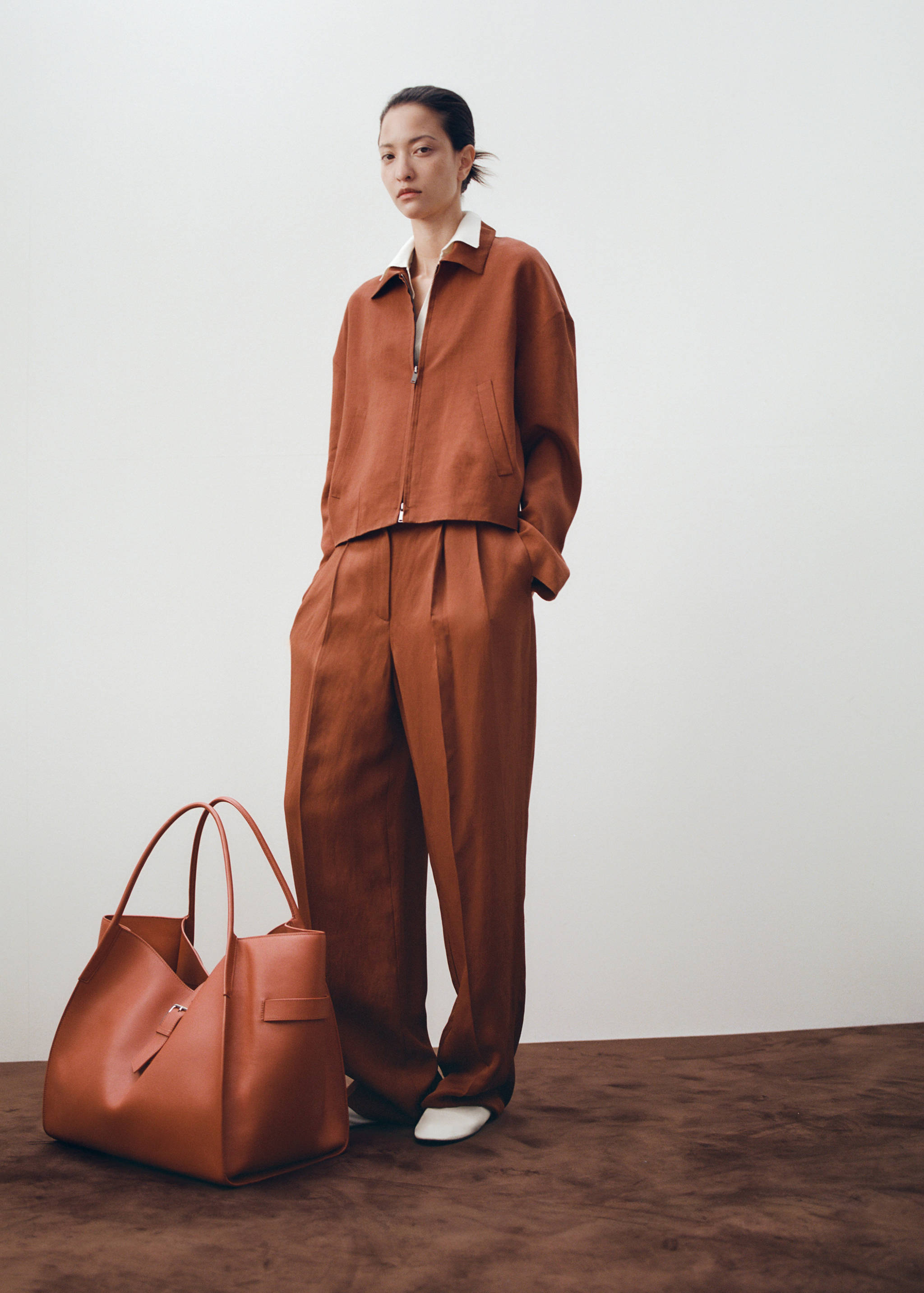 Брюки из смесового льна с защипами - Общий план