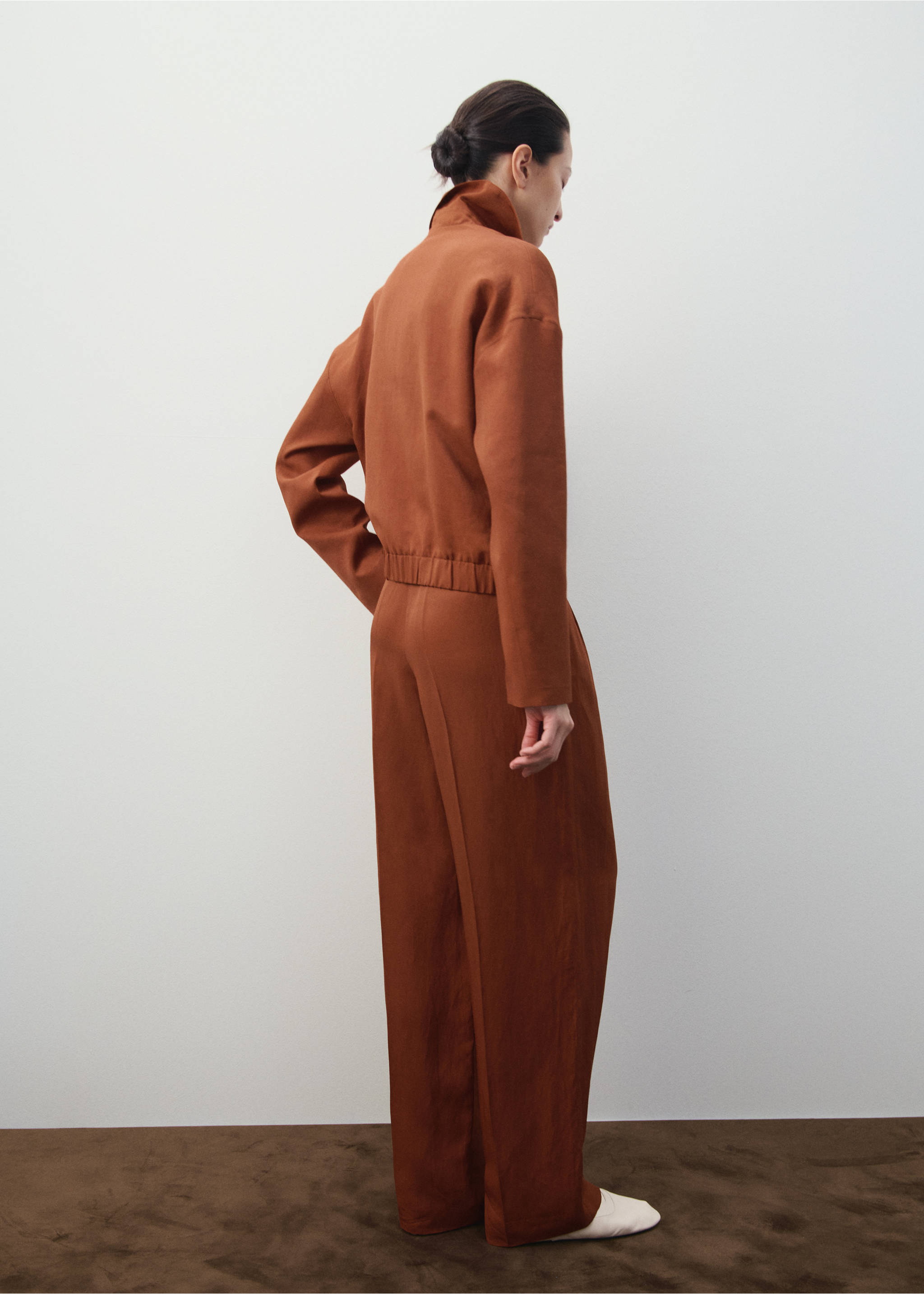 Брюки из смесового льна с защипами - Обратная сторона изделия, Красно-коричневый. Ref: 27016352-00.