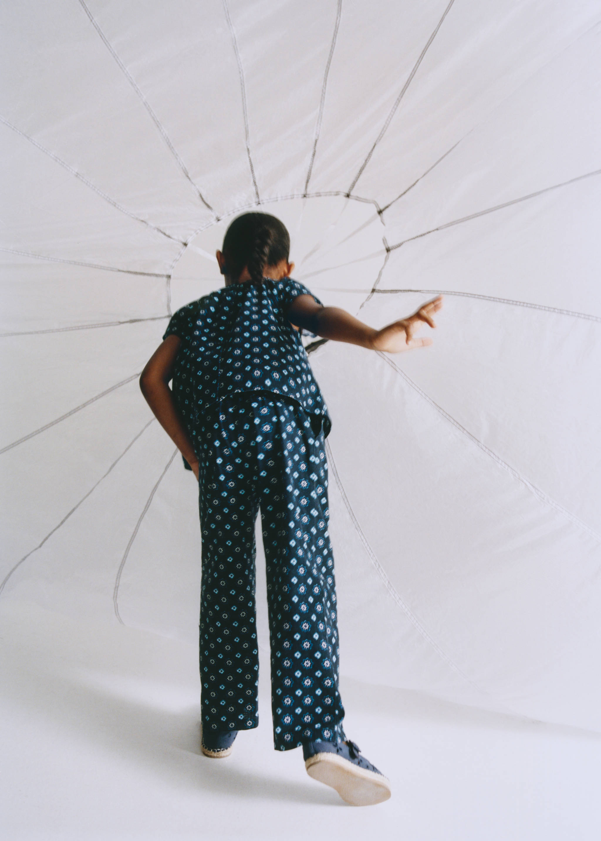 Printed trousers with turn-up waist - Details of the article 5