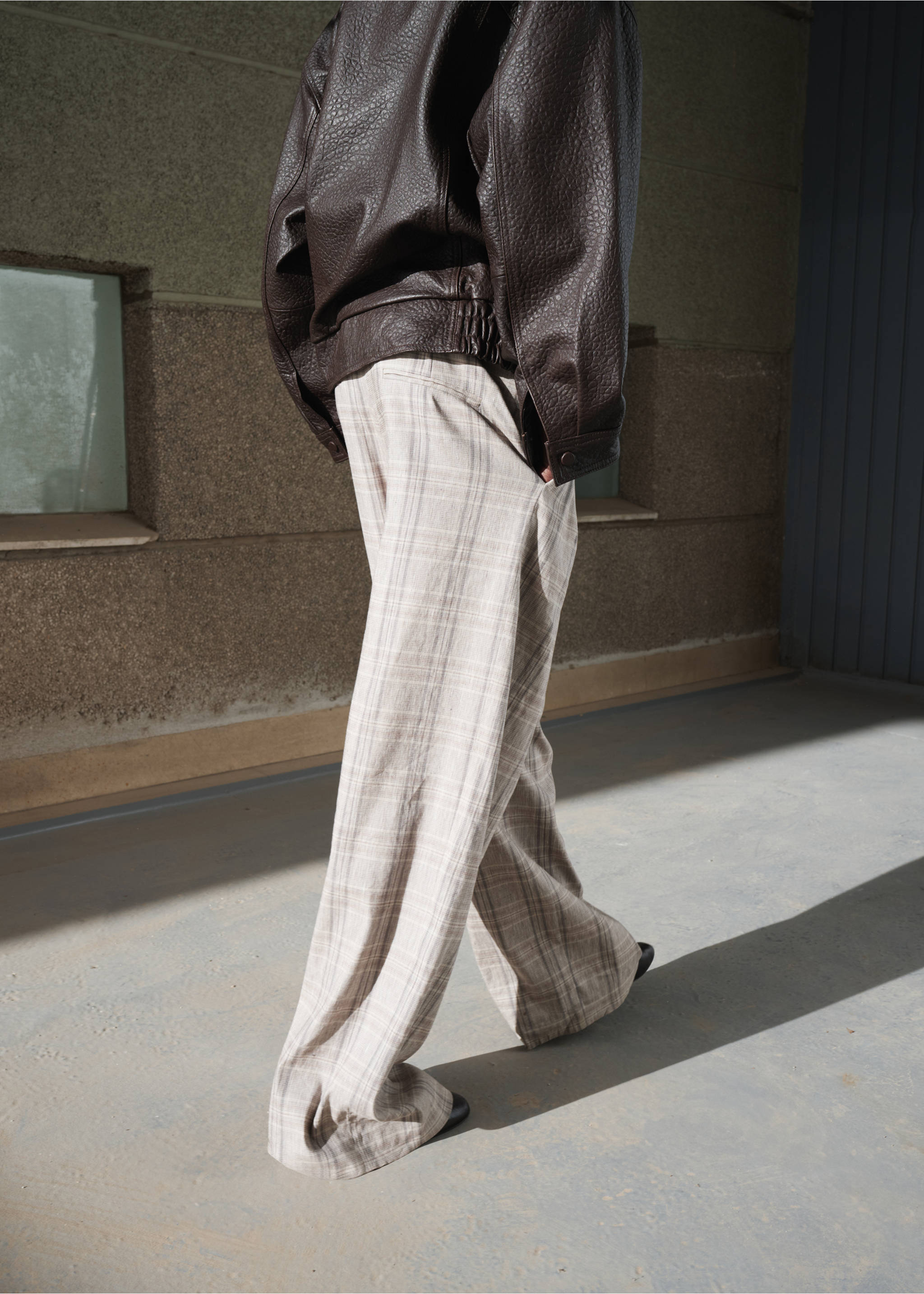 Check pleated trousers - Reverse of the article, Light/Pastel Grey. Ref: 27016363-00.