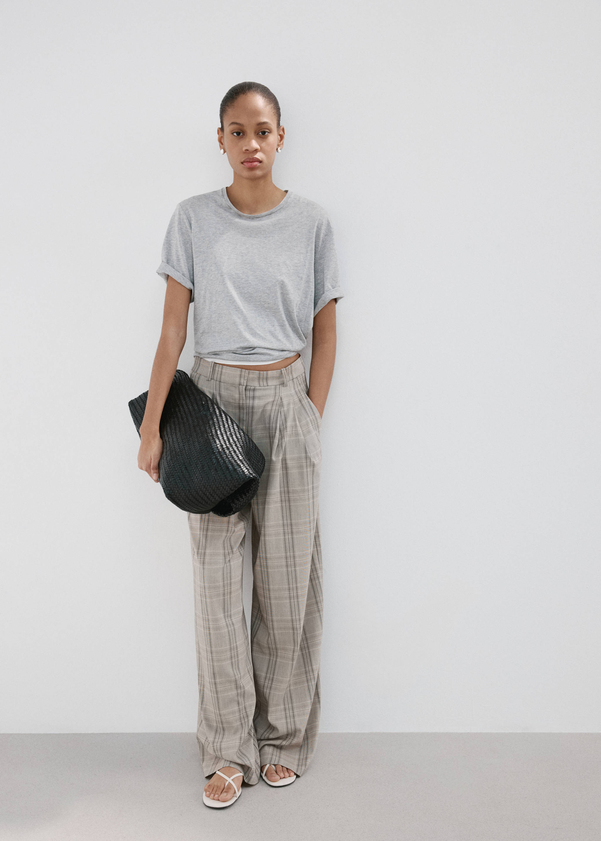 Spodnie w kratę z zaszewkami - Plan ogólny