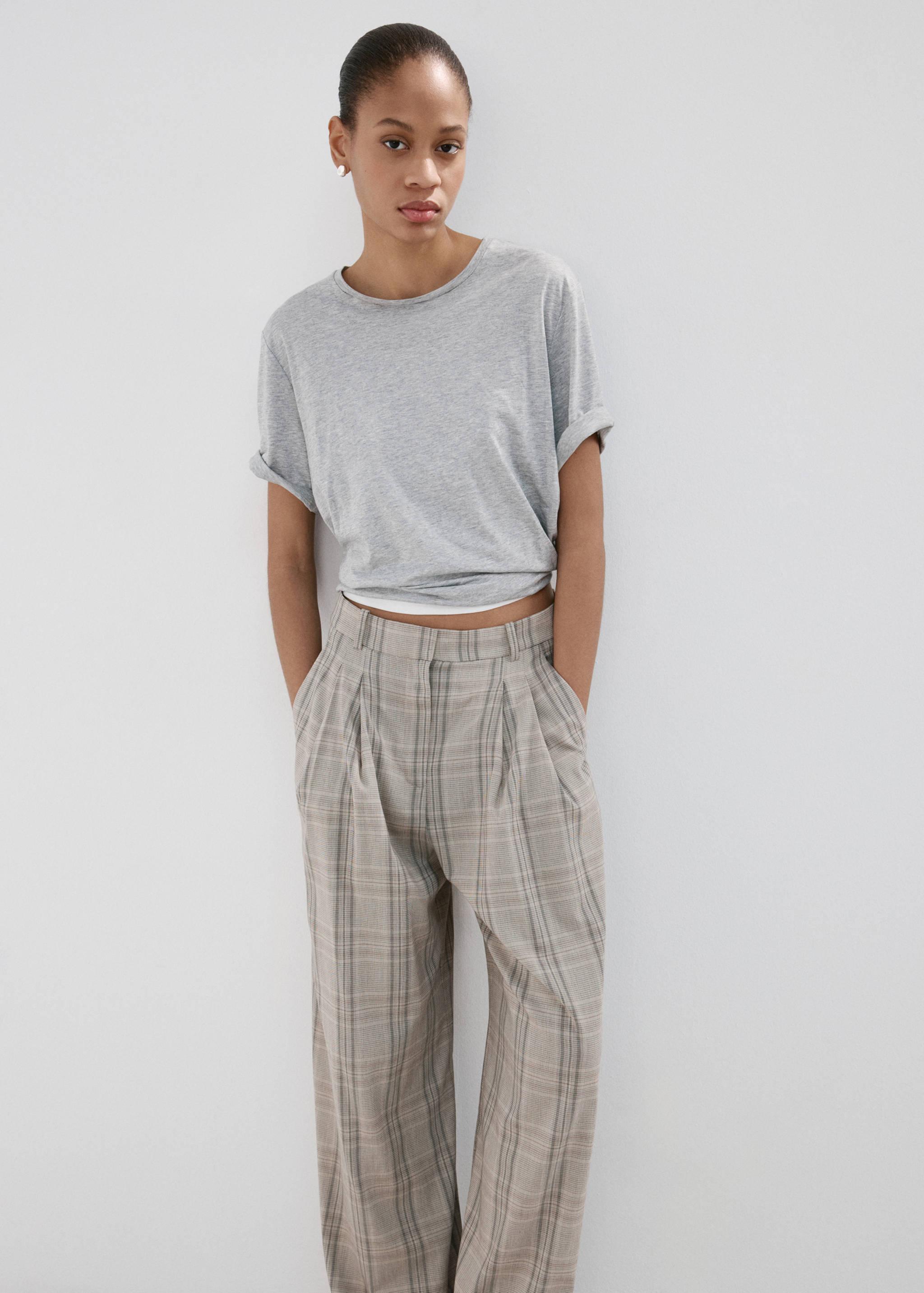 Spodnie w kratę z zaszewkami - Plan średni