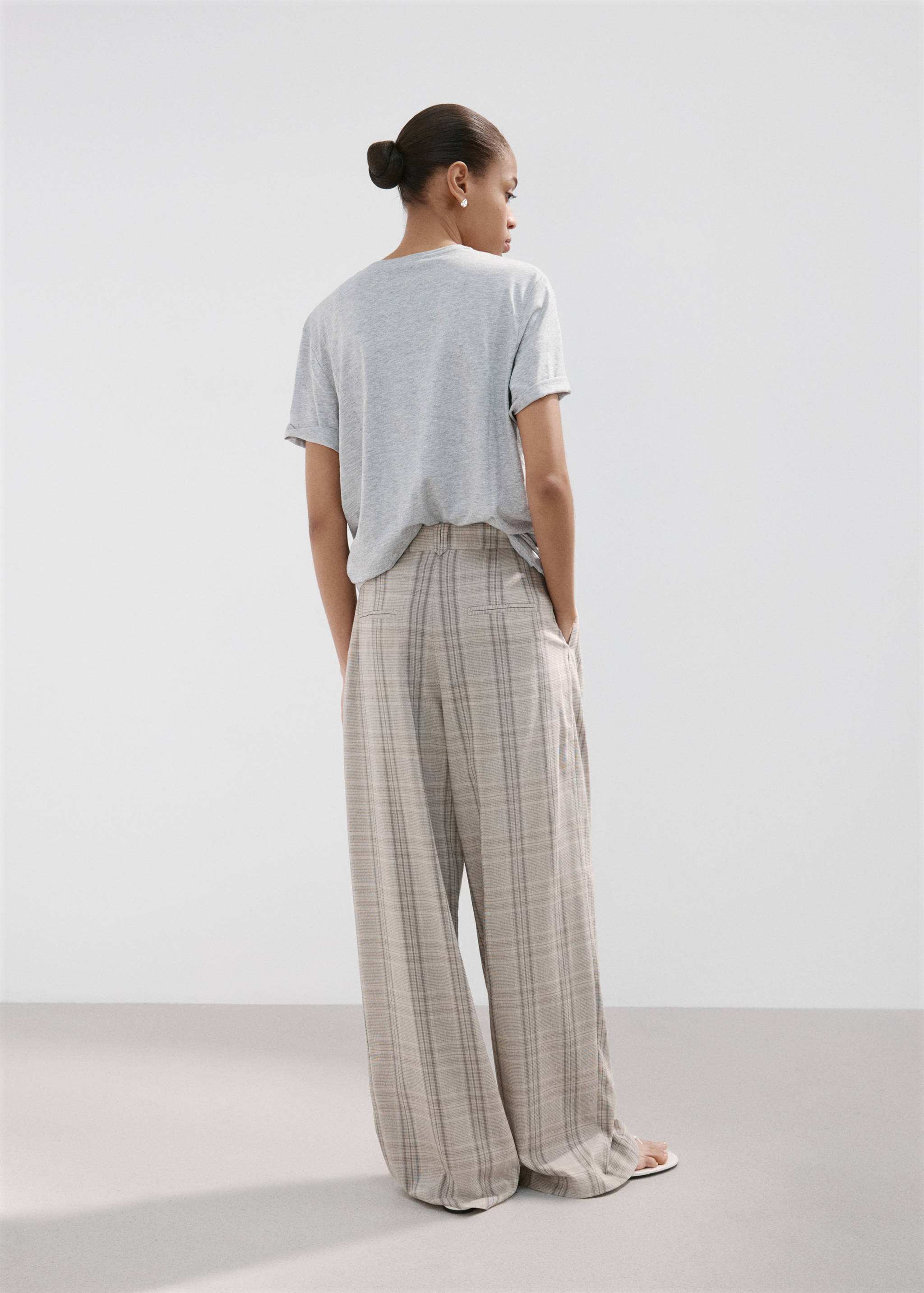 Spodnie w kratę z zaszewkami - Tylna strona artykułu