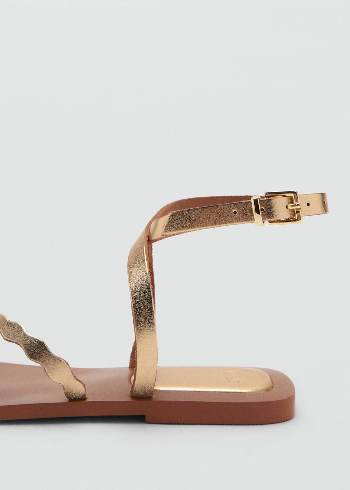 Scalloped leather sandals — Gold