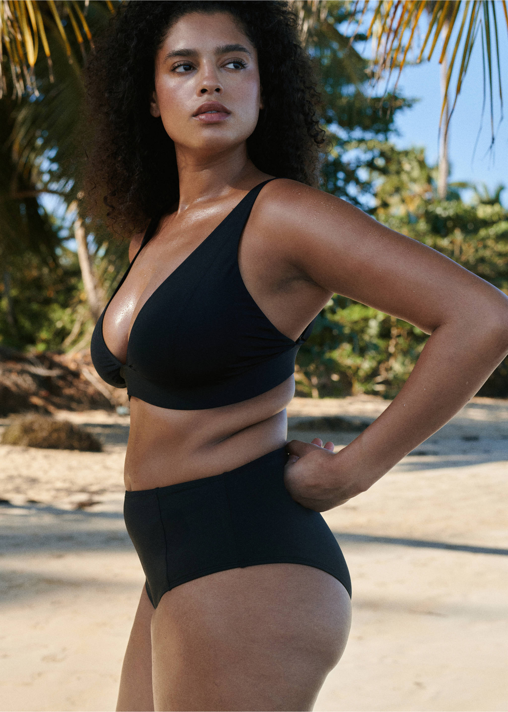 Haut bikini triangle - Plan moyen, Noir. Ref: 27016726-00.