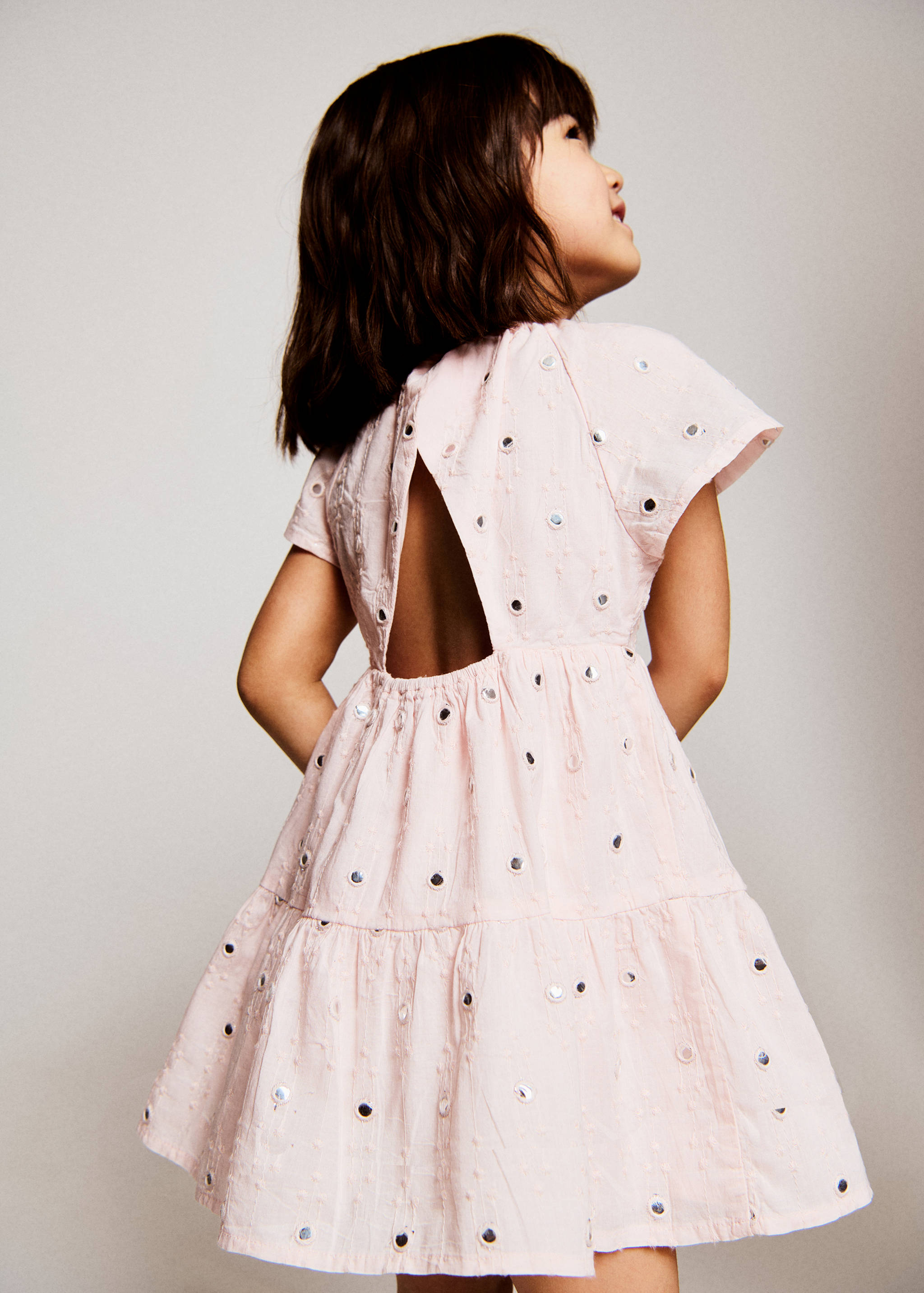 Robe fluide détail brillant - Plan moyen