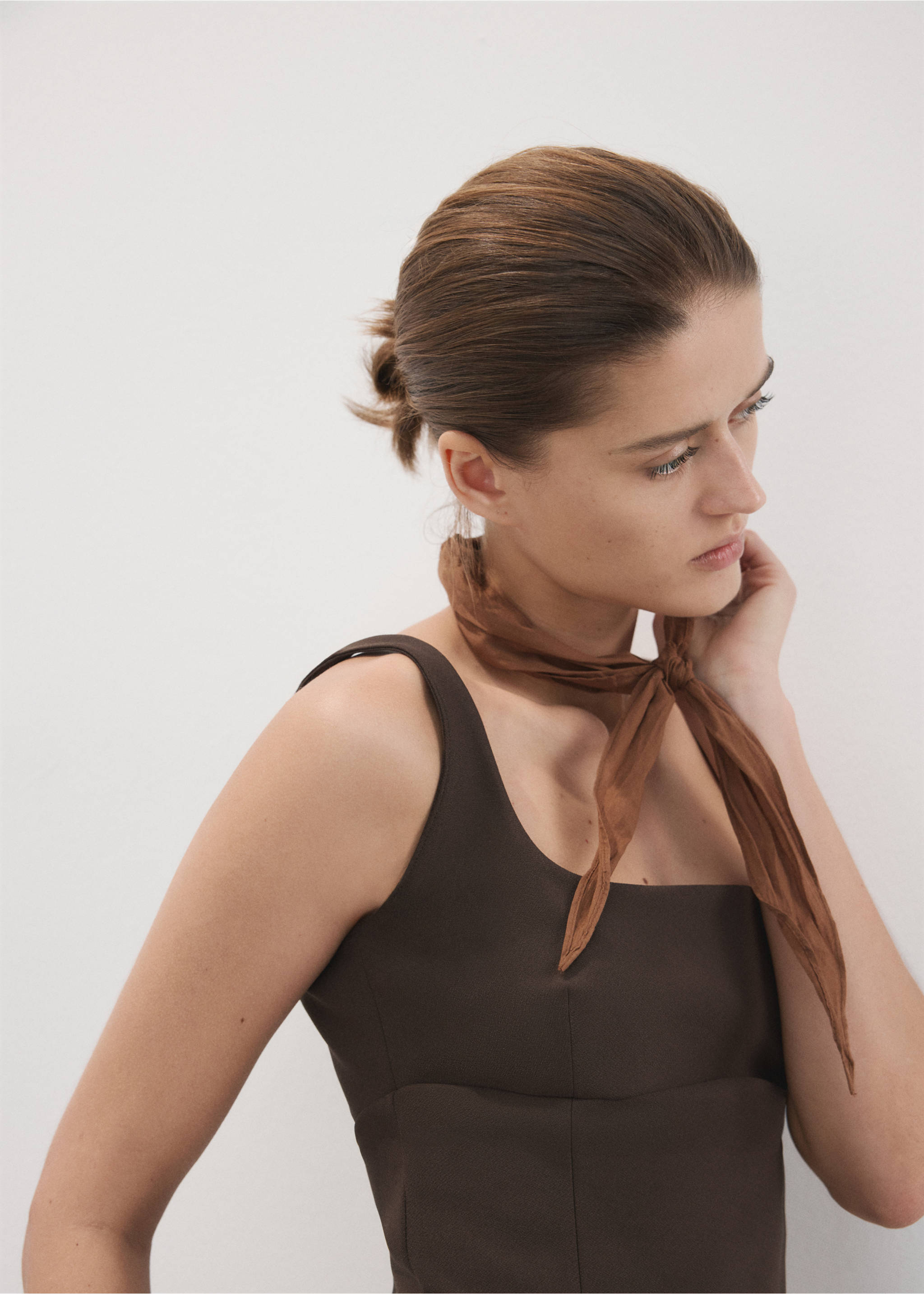 Fitted neckline top - Details of the article 1, Brown. Ref: 27017145-00.