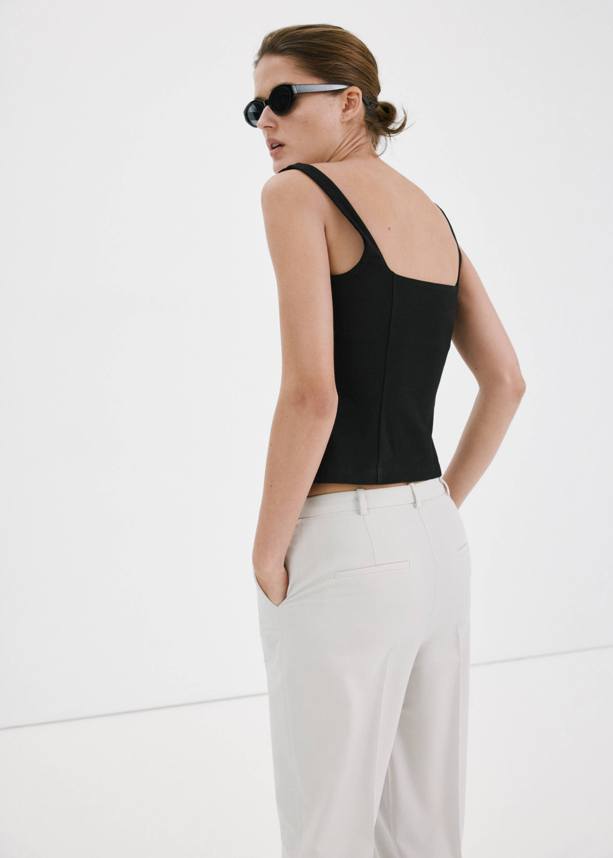 Приталенный топ с декольте - Обратная сторона изделия