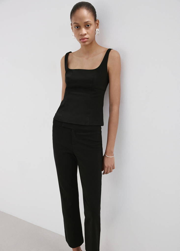 Fitted neckline top — Black