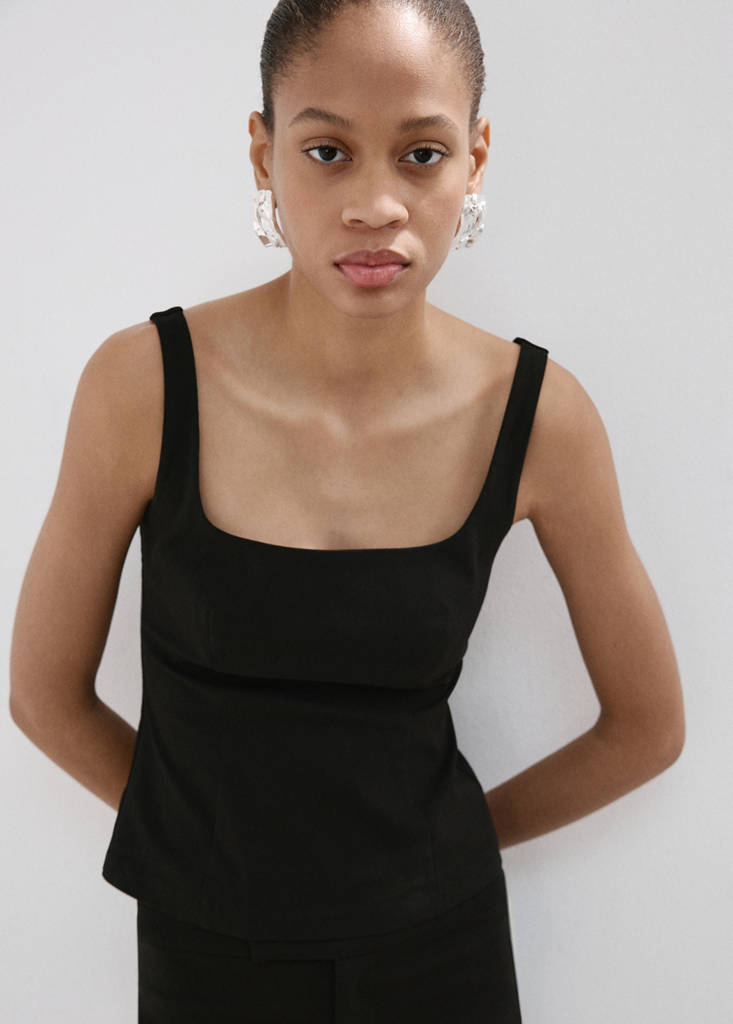 Fitted neckline top — Black