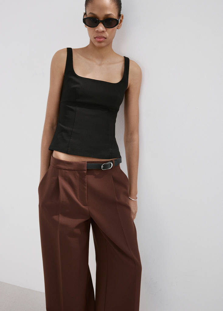 Fitted neckline top — Black