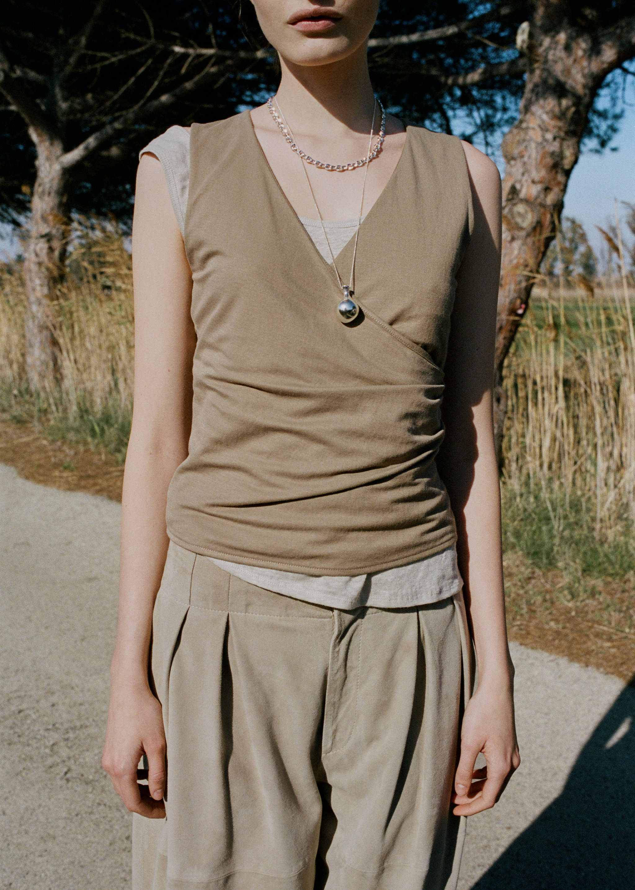 Top cruzado fruncido - Plano medio