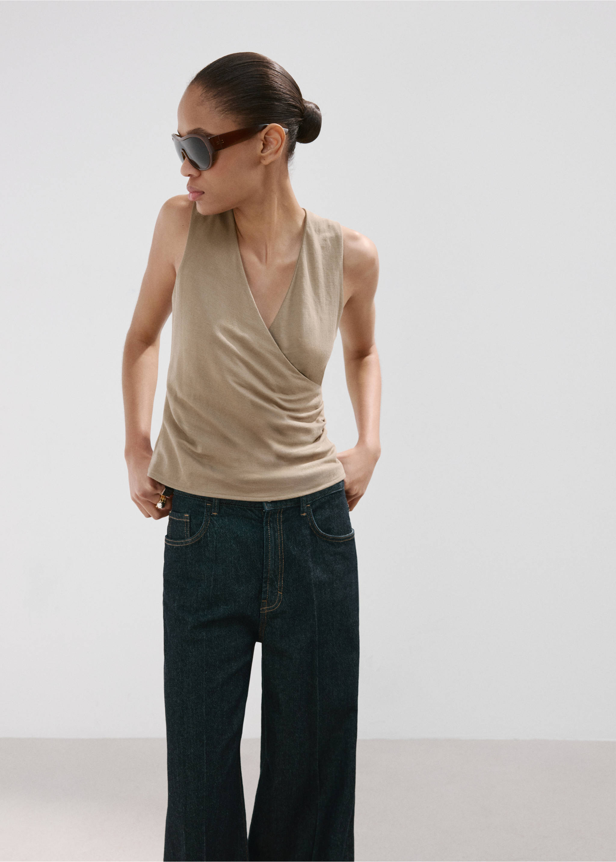 ثوب علوي متقاطع كشكش - تفاصيل المنتج 2, بني متوسط. Ref: 27017153-01.