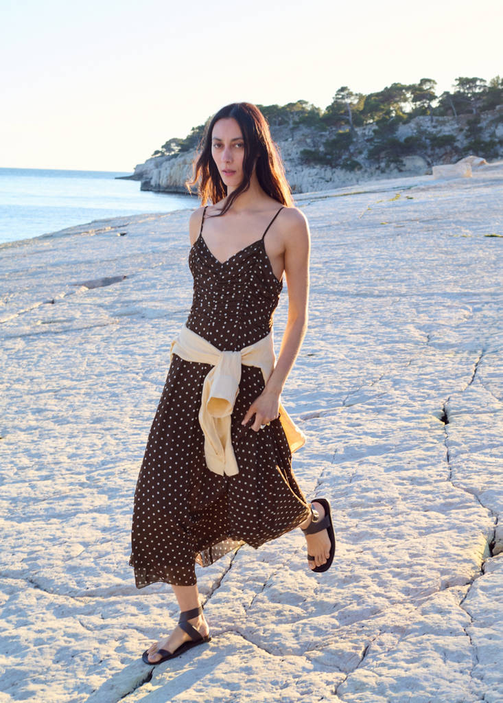 Polka dot dress with gathered neckline — Chocolate