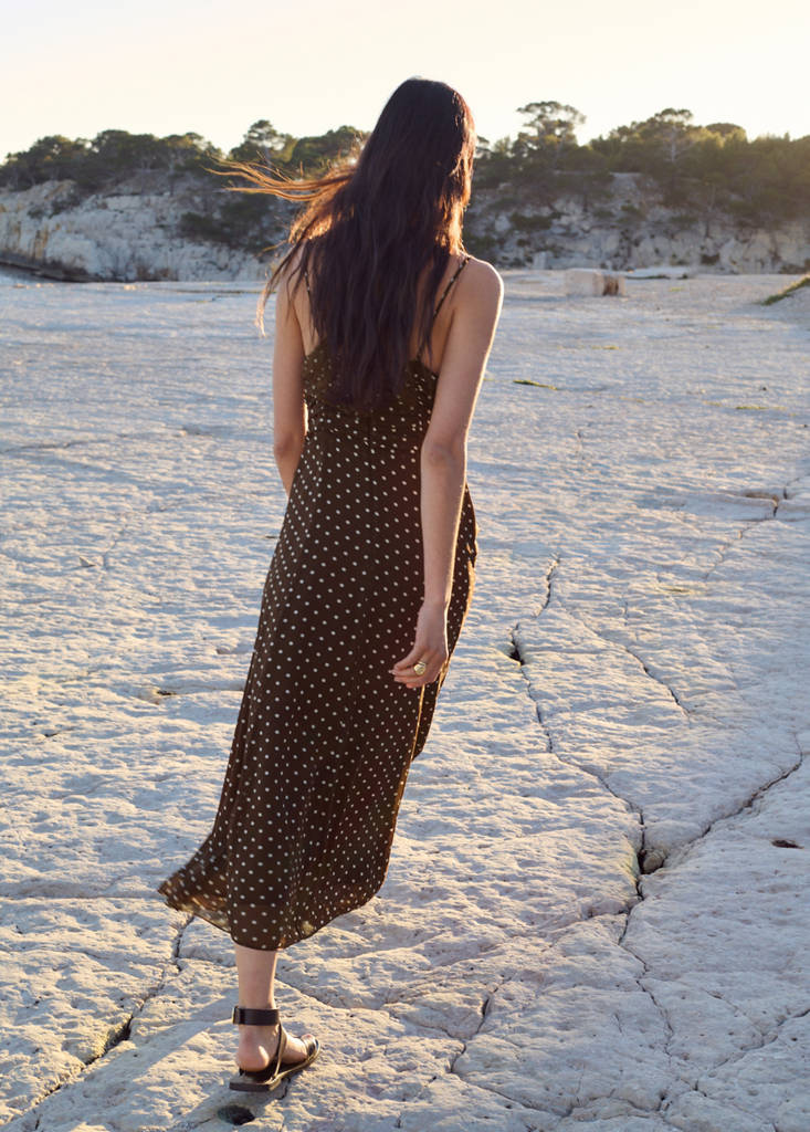 Polka dot dress with gathered neckline — Chocolate