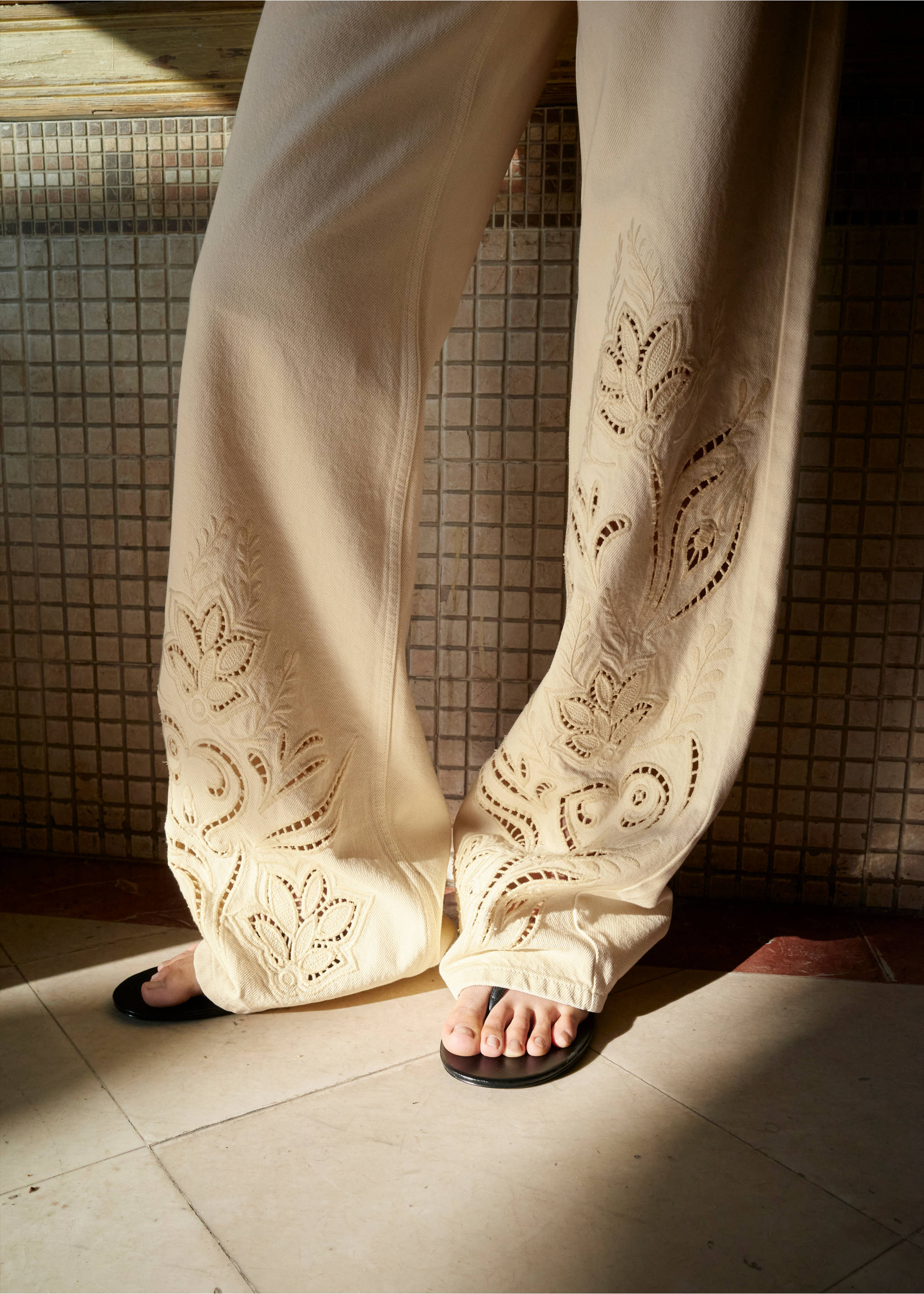 Embroidered cut-out straight jeans - Medium plane, Vanilla. Ref: 27017157-00.