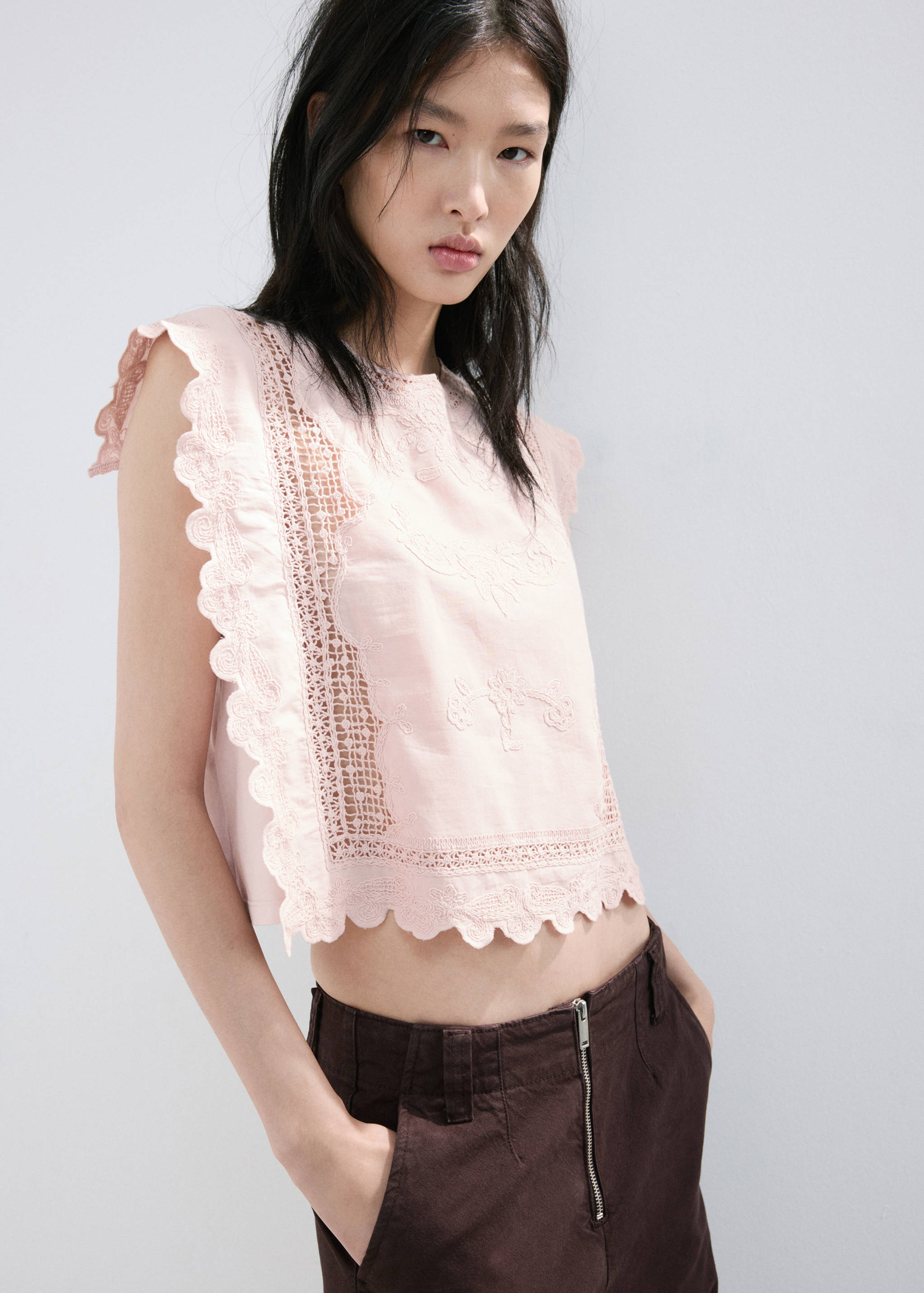 Top algodón detalles bordados - Plano medio