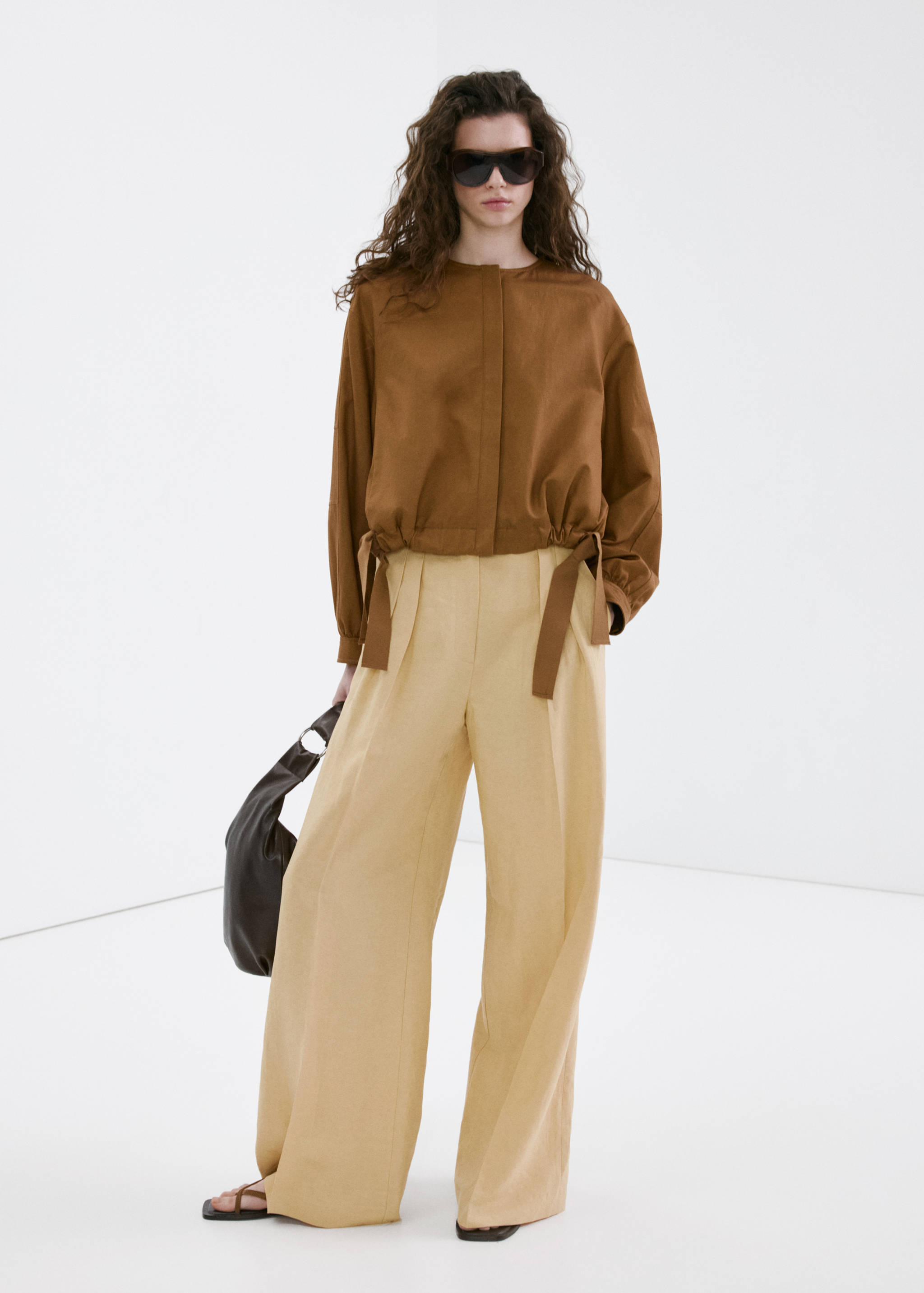 Straight mid-rise trousers - General plane