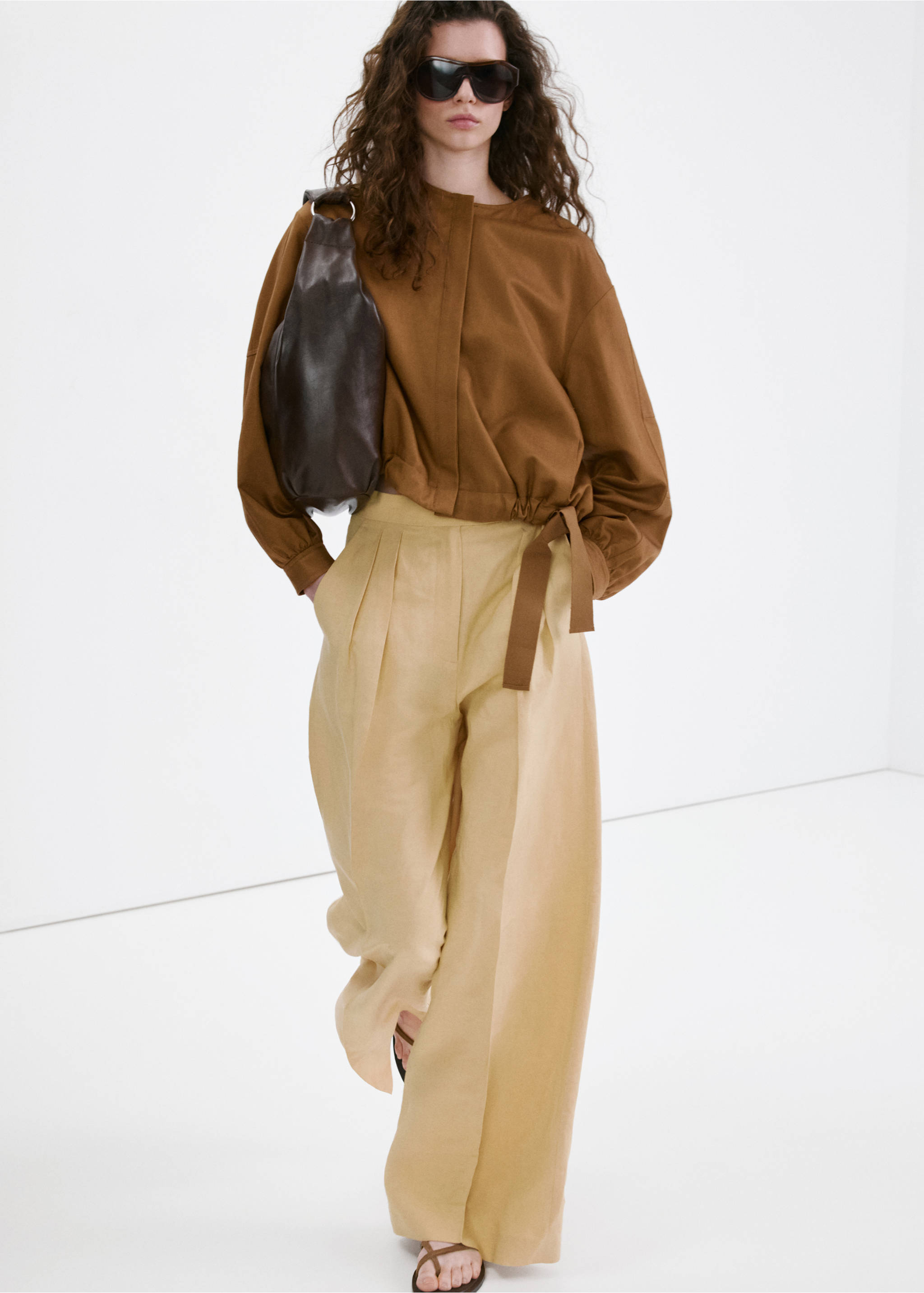 Straight mid-rise trousers - Details of the article 2, Mustard. Ref: 27017159-00.