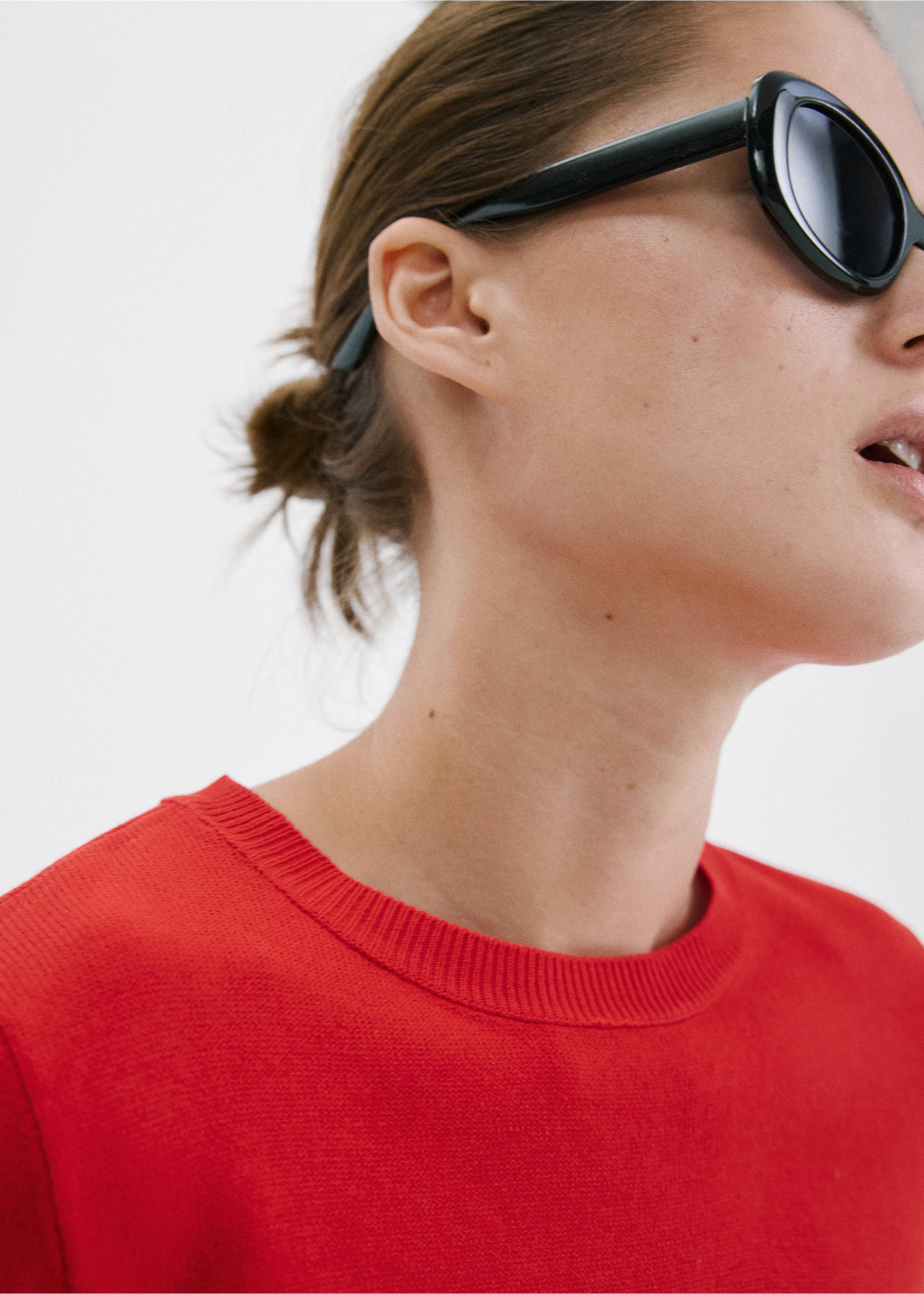 Jumper with tie detail - Details of the article 1, Intense Red. Ref: 27017167-00.