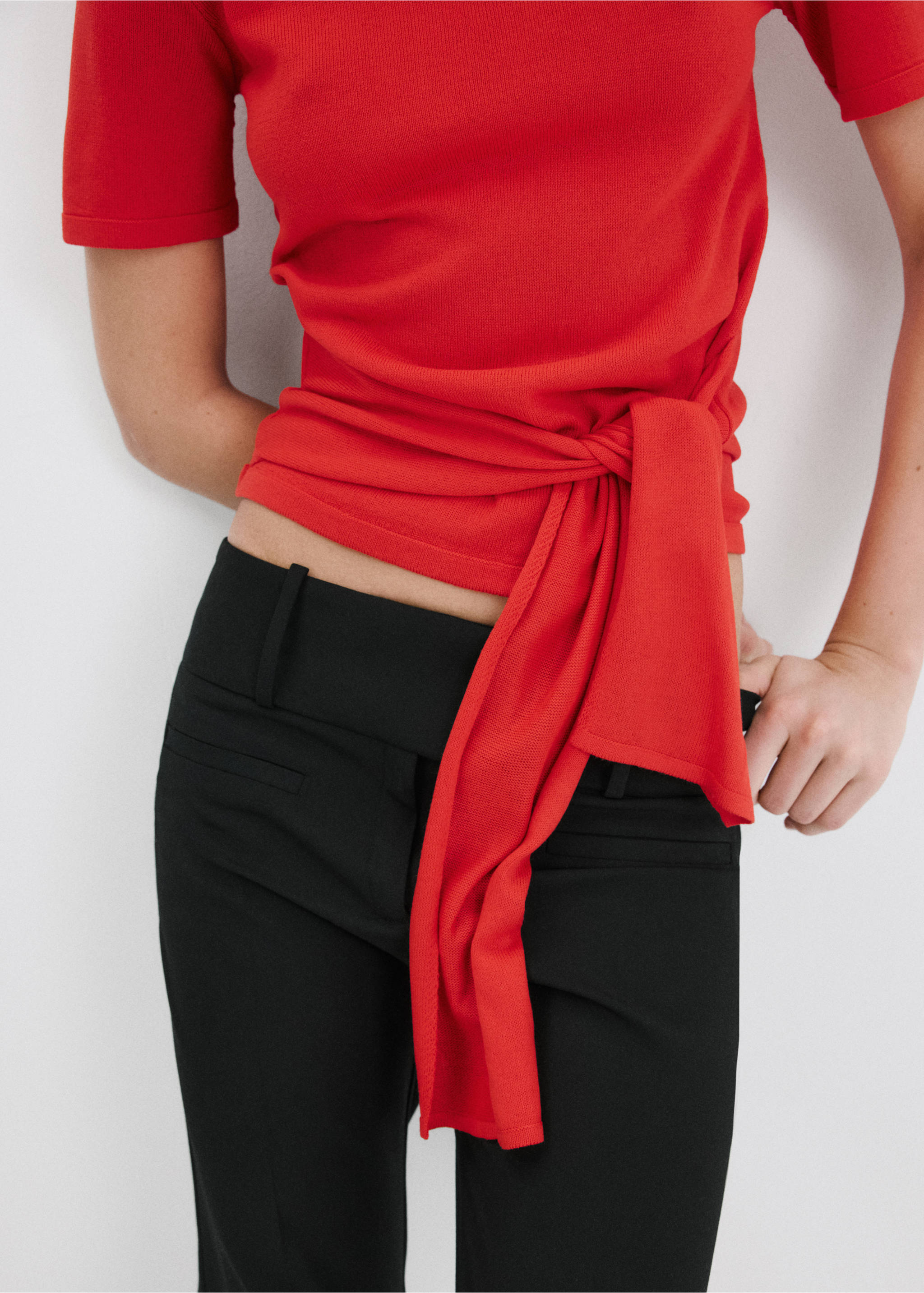 Jumper with tie detail - Details of the article 6, Intense Red. Ref: 27017167-00.