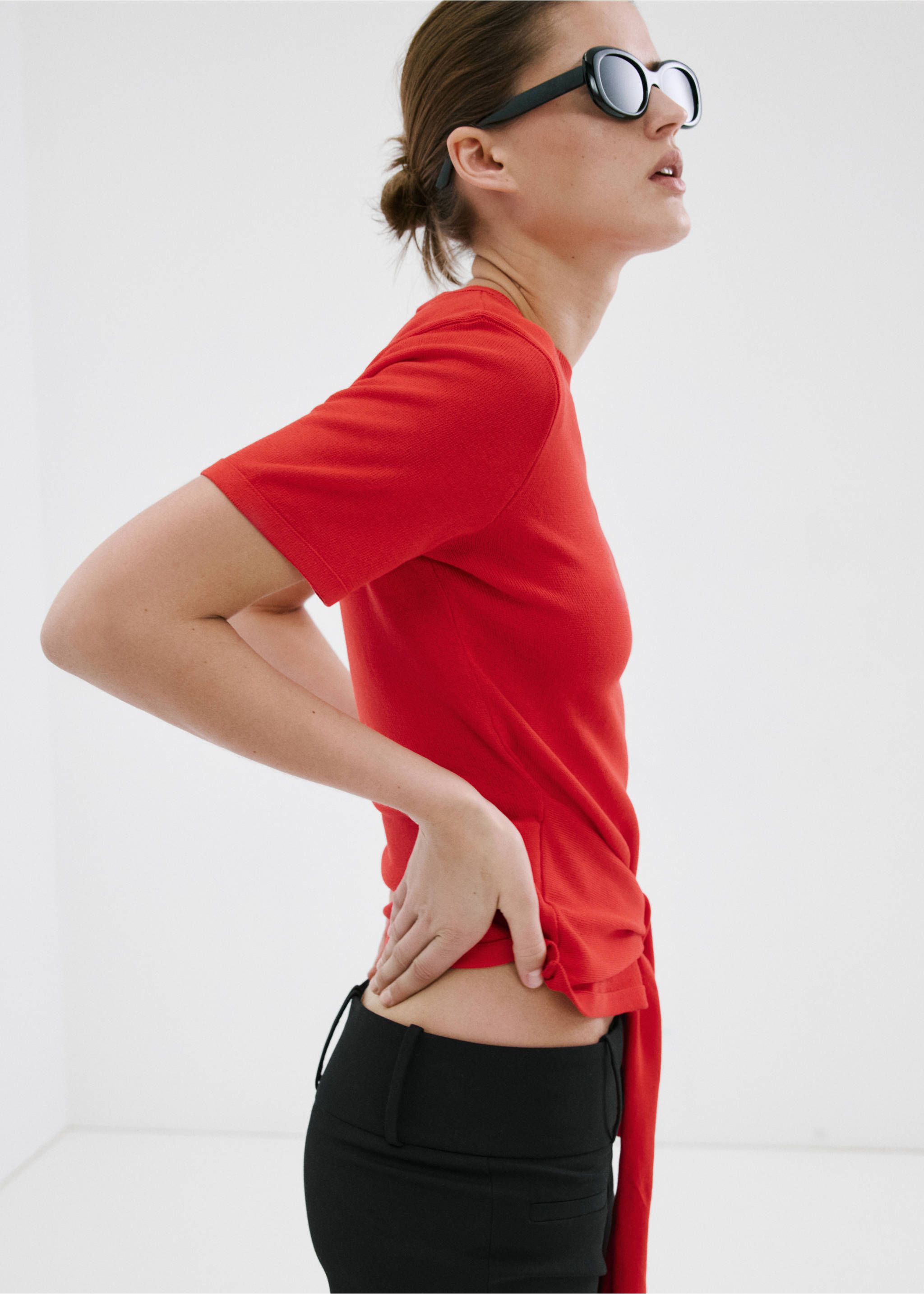 Jumper with tie detail - Details of the article 2, Intense Red. Ref: 27017167-00.